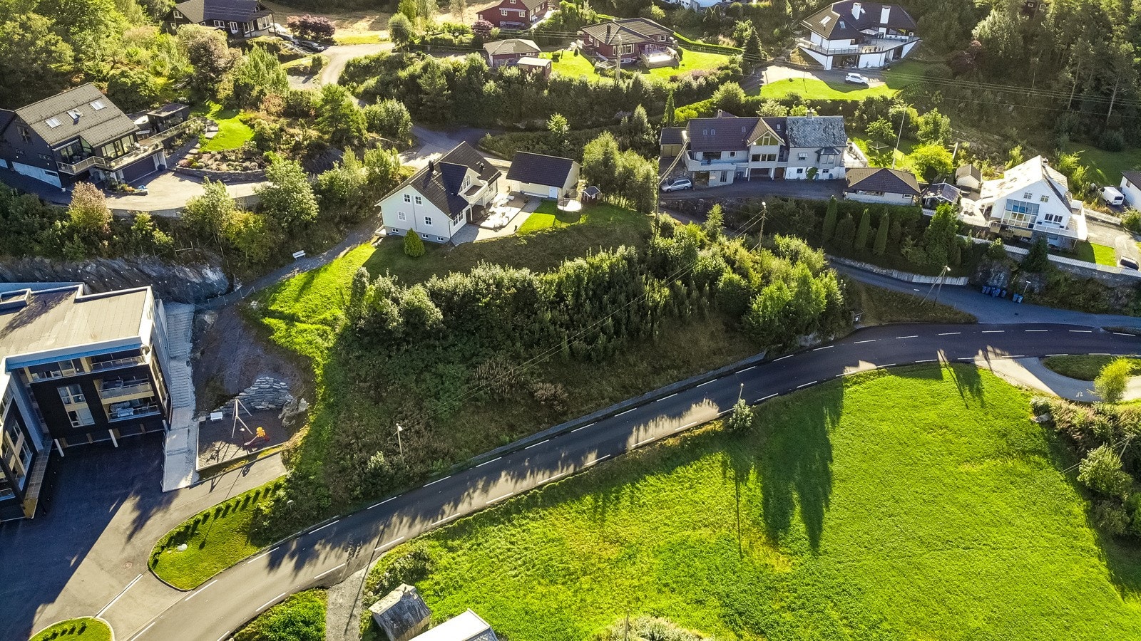 Områdene rundt er grønne og frodige. De mange turmulighetene gjør området spesielt attraktivt for friluftsentusiaster. Galleribilde