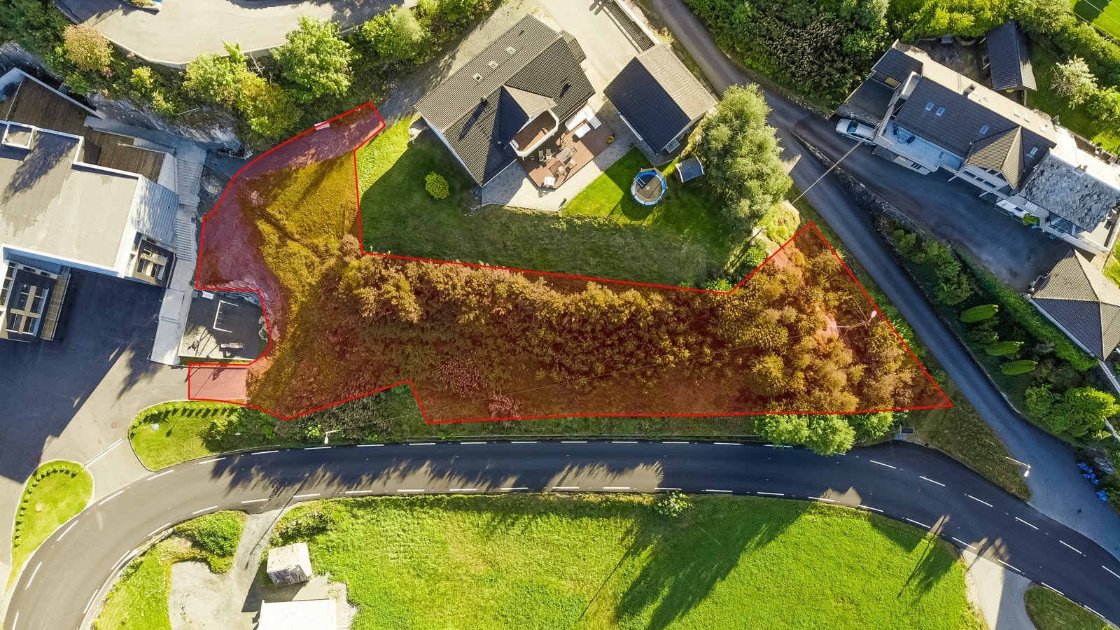 Tomten er stor. Selger har laget skisser til en enebolig med utleiedel og integrert garasje. Disse ligger tilgjengelig for nedlastning. Galleribilde