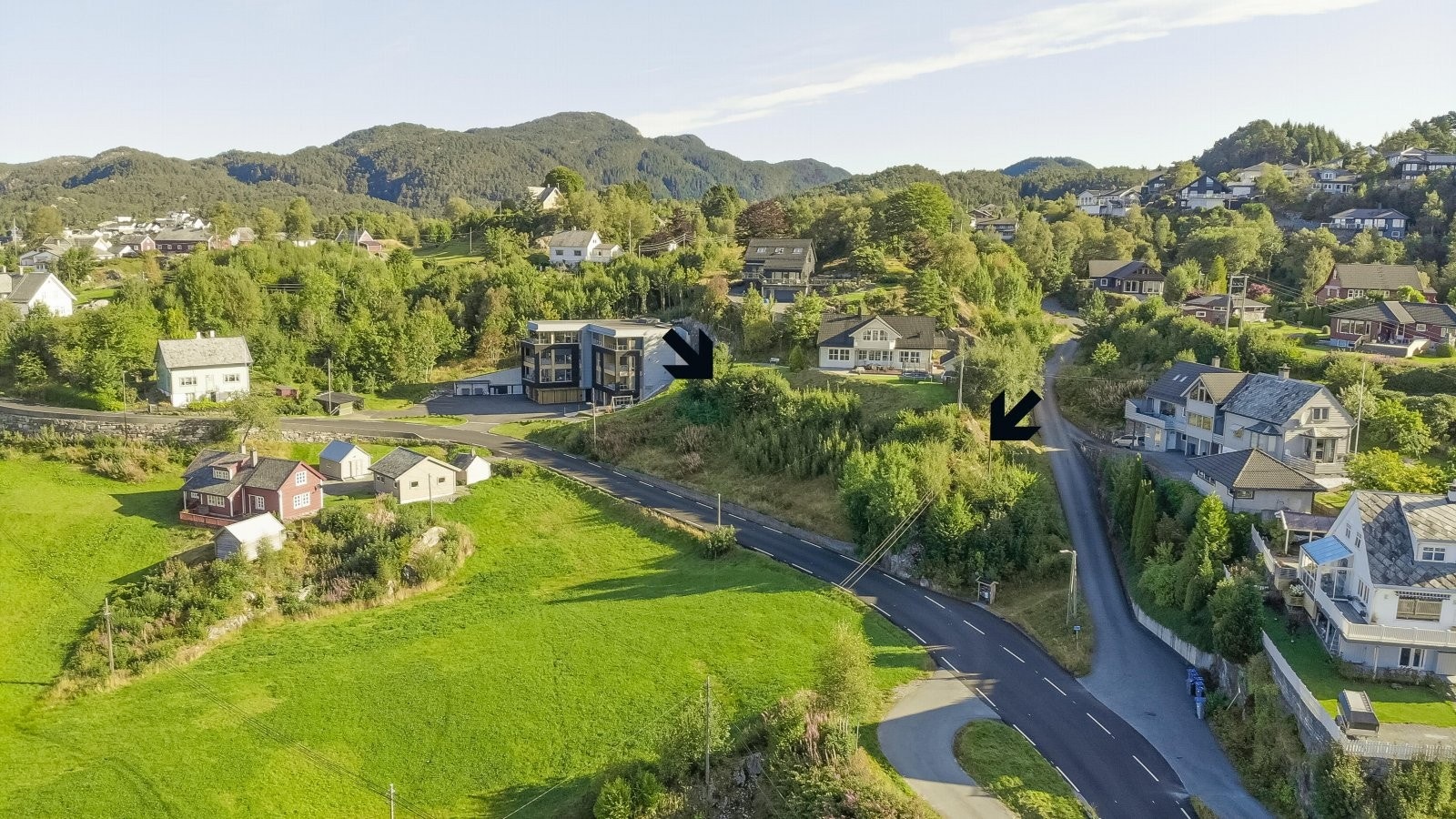 Det ligger vann-, avløp- og fiberledninger til tomtegrensen. Tomten har også vegrett. Galleribilde