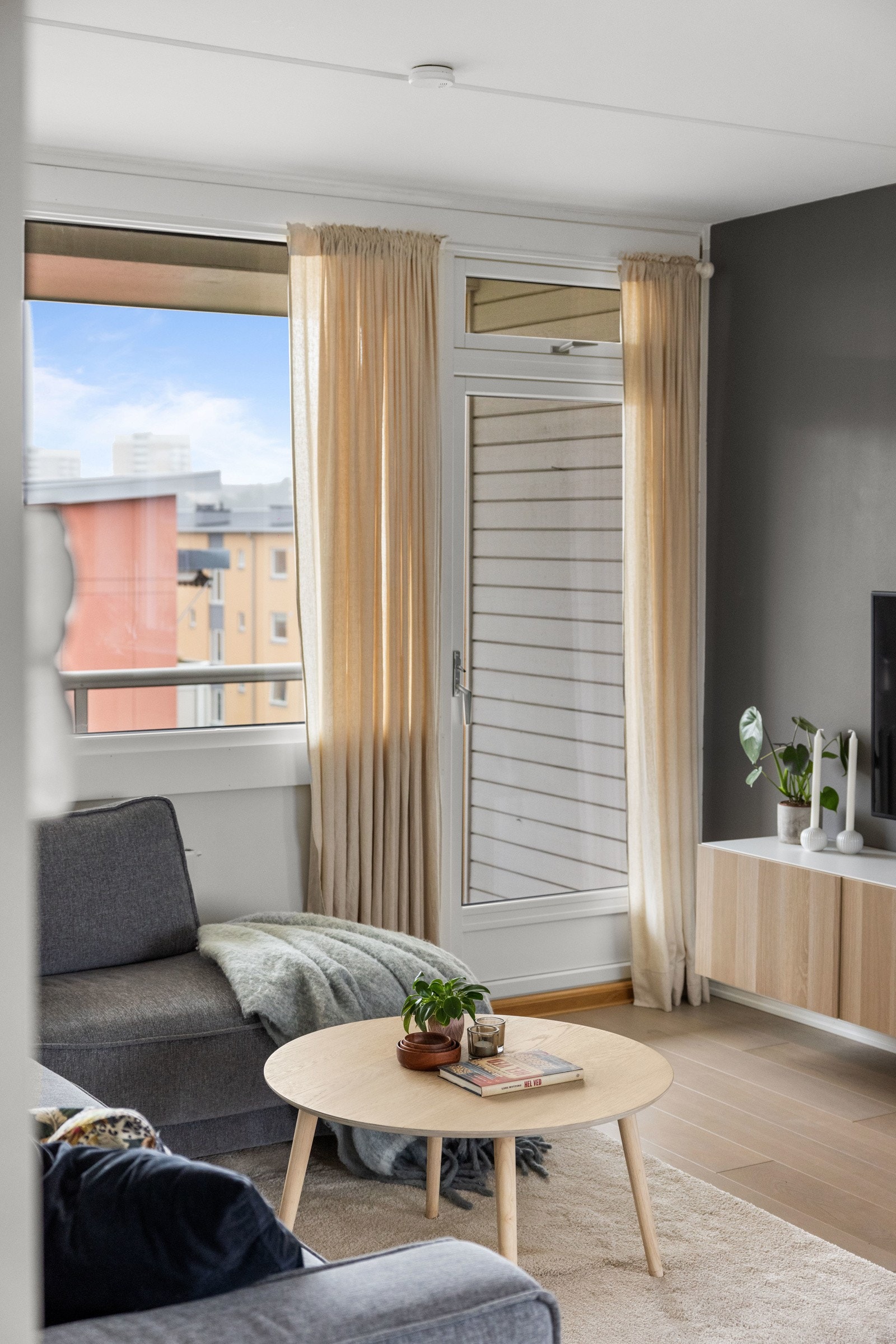 Fra stuen er det utgang til en sydvendt balkong på ca. 7 m2 Galleribilde