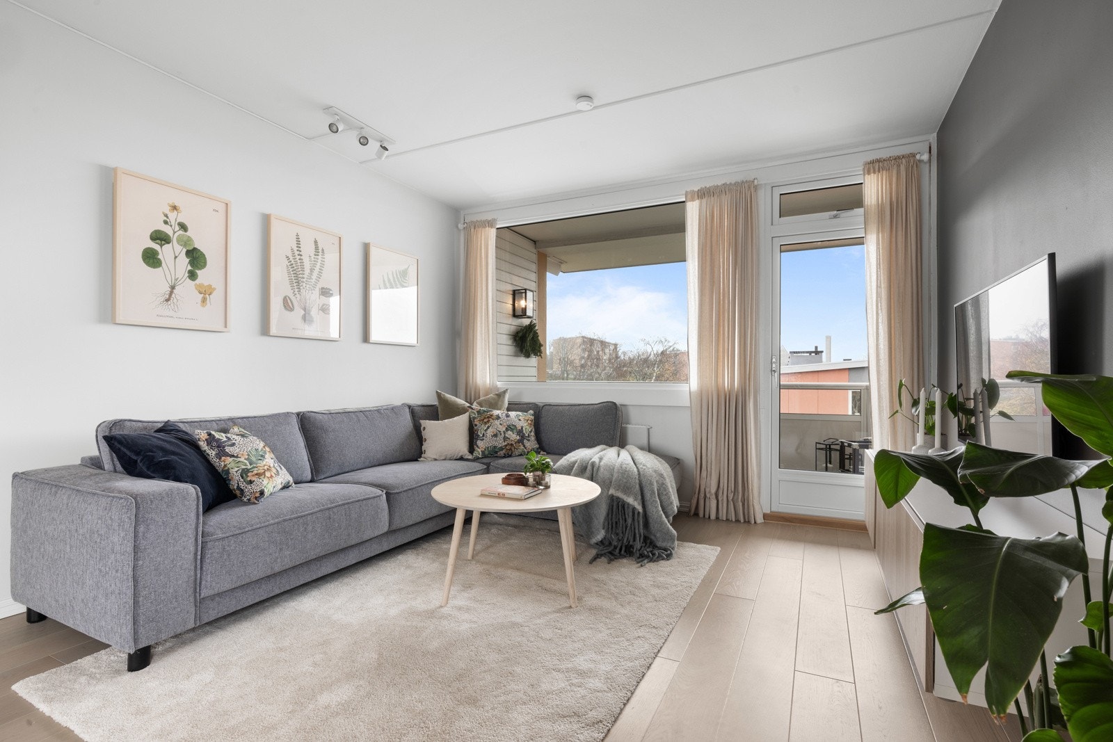 Stue er lett å innrede og har plass til stor sofa og stor tv Galleribilde