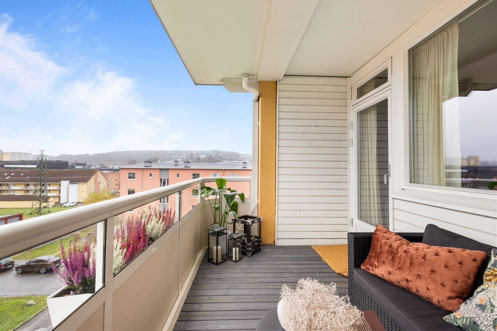 Stor balkong på plass til møblement og grill (tillatt med gassgrill) Galleribilde