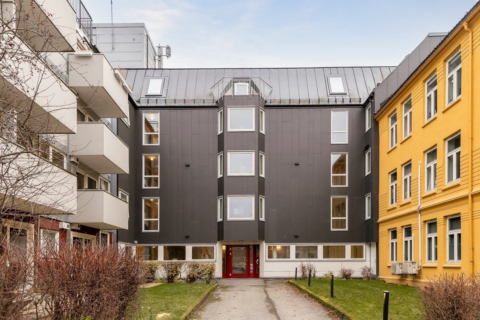 Fasade. Det er sykkelparkering både ute og inne. Galleribilde