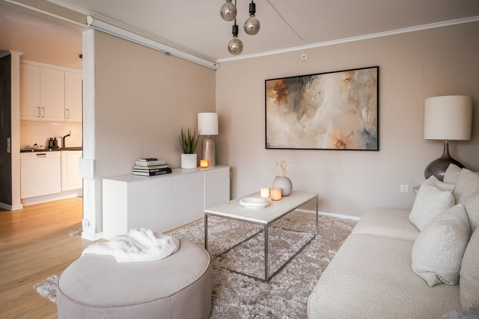 Felleskostnadene inkluderer mye, blant annet tv, internett, varmtvann, vaktmestertjenester, måking, felles vaskeri, betjening av andel fellesgjeld, kommunale avgifter, felles byggningsforsikring mm. Selger har hatt svært lave strømkostnader. Galleribilde