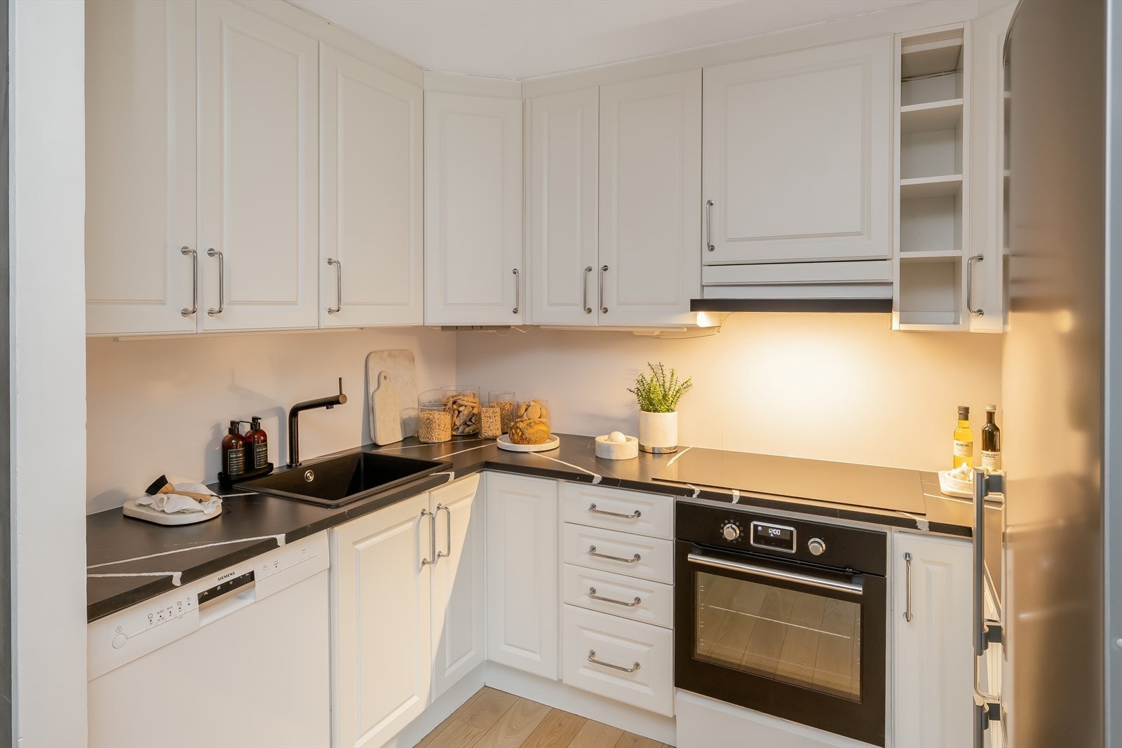 Hjørnekjøkken oppusset i 2022 med blant annet nye fronter og benkeplate. Det er rikelig med skap- og benkeplass. Galleribilde