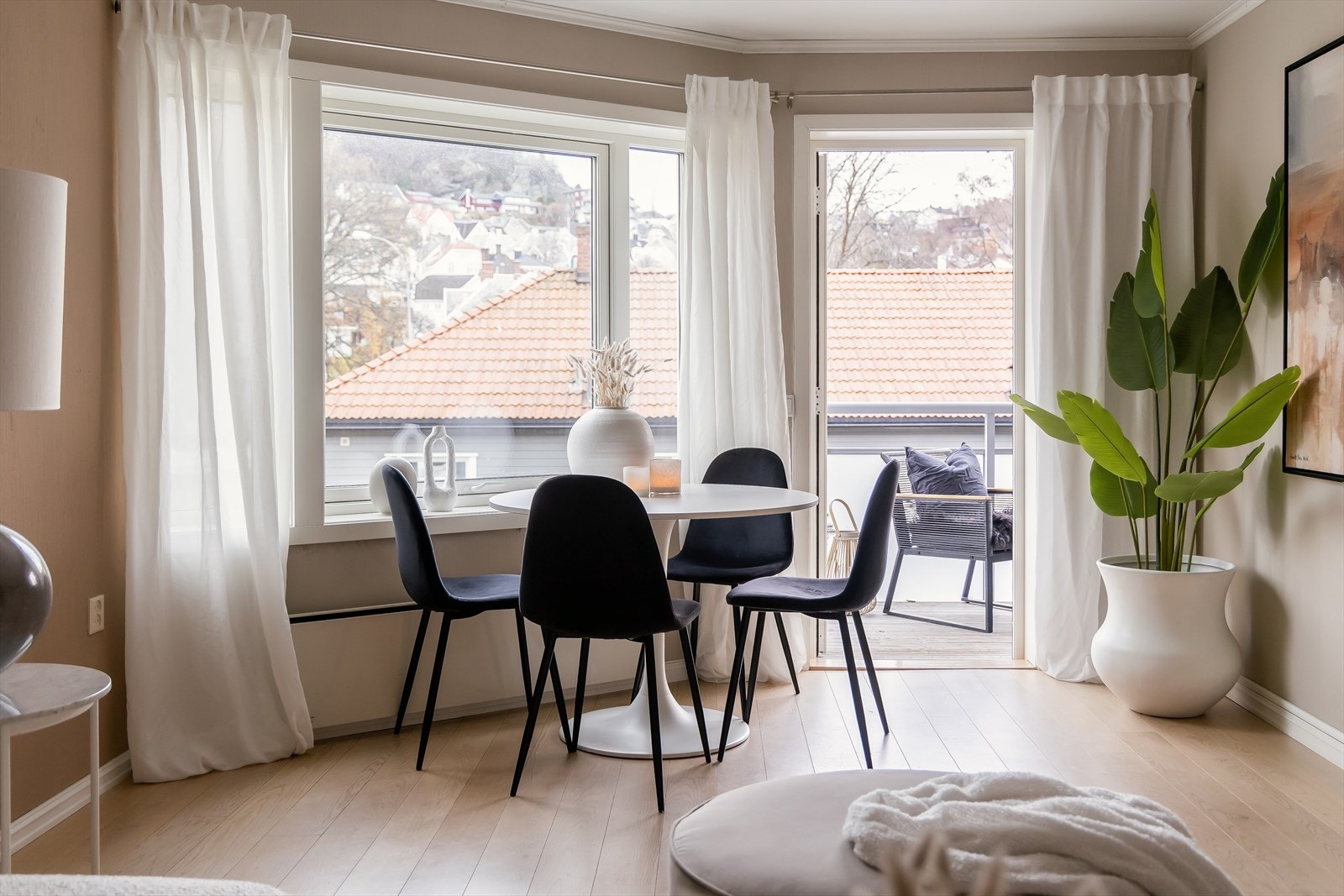 Leilighetens stue har en størrelse på 18 m² og har utgang til balkong. Galleribilde