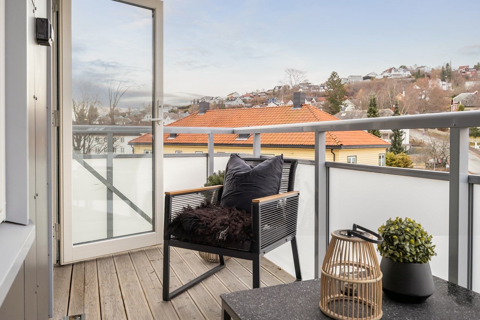 Borettslaget pusset opp fasade, balkong, byttet vinduer, isolasjon og verandadører i 2022. Galleribilde