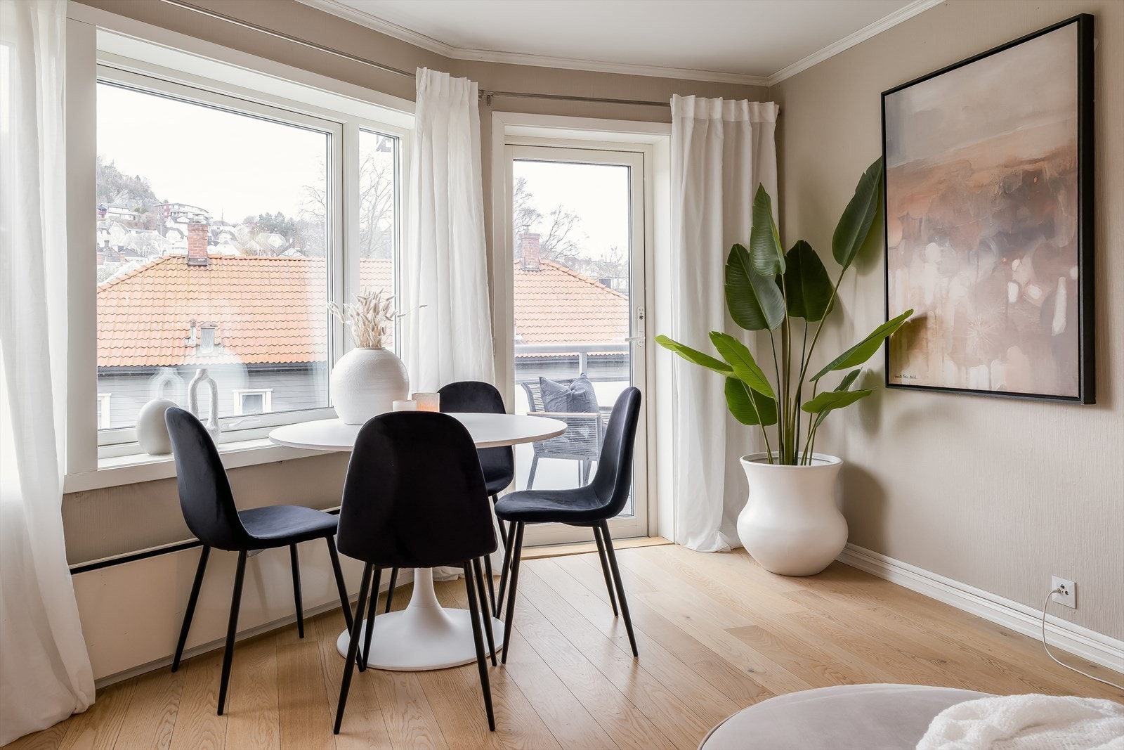 De rause vindusflatene gir leiligheten godt med naturlig lysinnslipp. Galleribilde