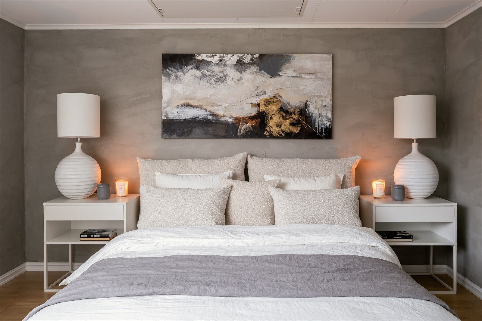 Her er det god plass til dobbeltseng med tilhørende møblementer. Galleribilde