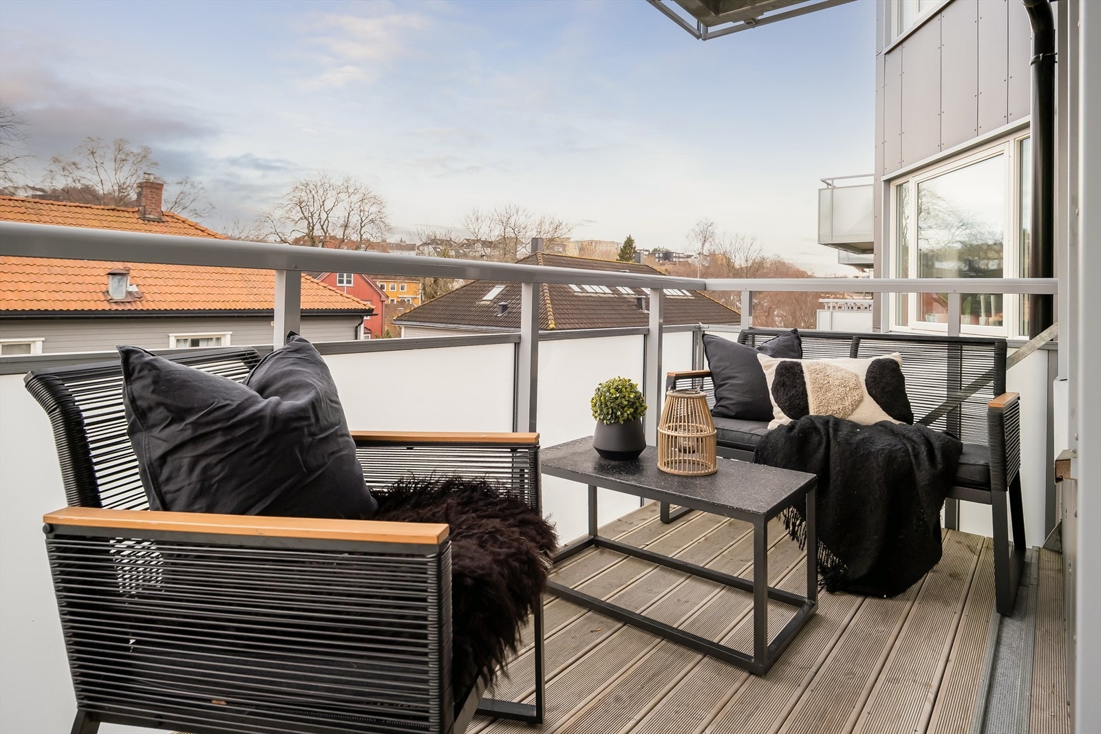 Direkte fra stue ligger leilighetens solrike og sørvendte balkong på 5 m². Balkongene ble pusset opp av regi borettslaget i 2022. Galleribilde