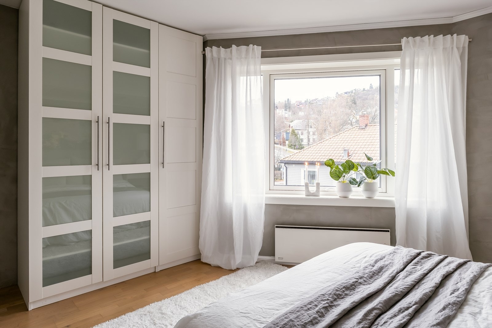 På soverommet er det en stor praktisk garderobeløsning for oppbevaring av klær. Denne medfølger handelen. Galleribilde