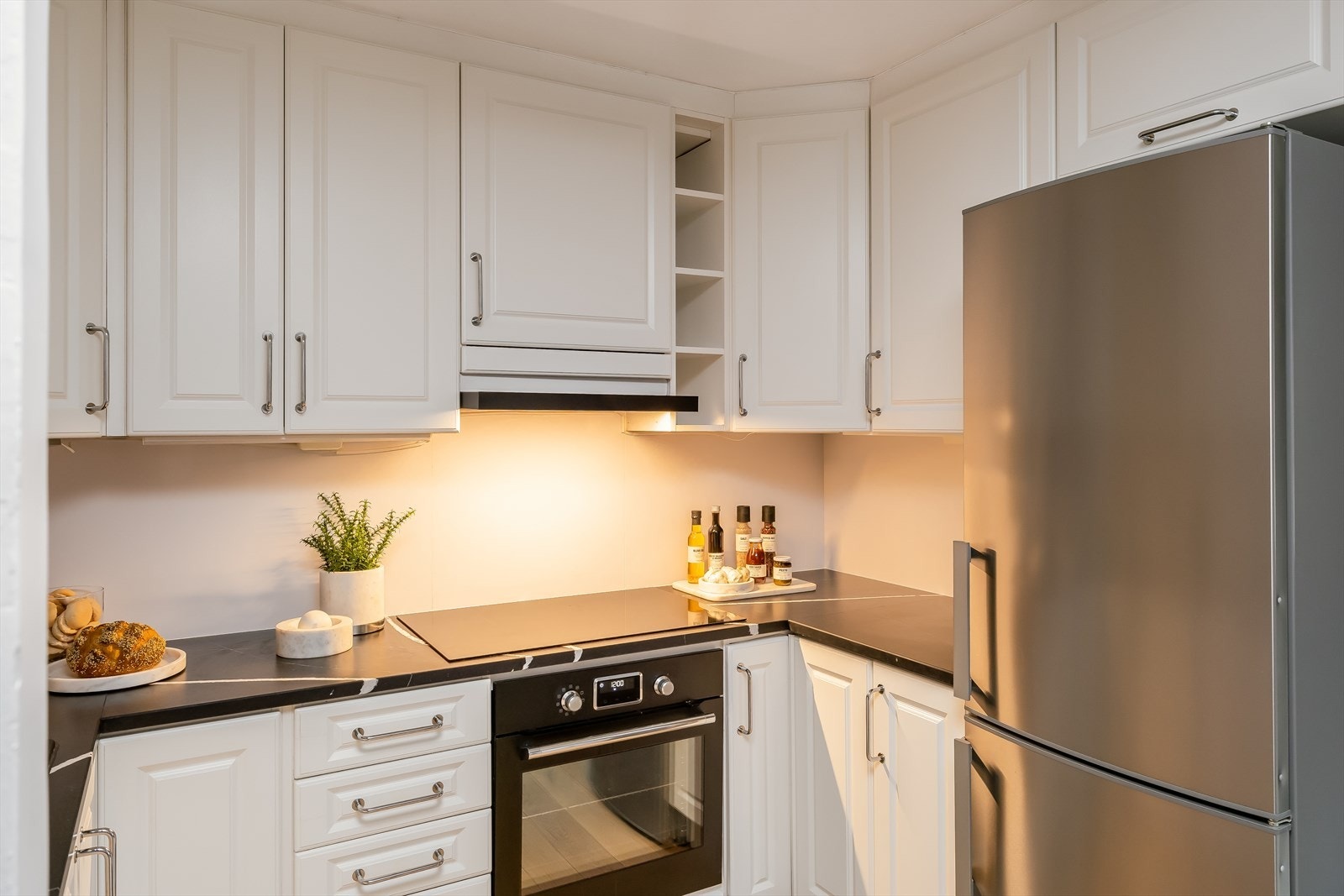 Kjøkkenet er utstyrt med hvitevarer som kjøl- og fryseskap, platetopp, stekeovn og oppvaskmaskin. Hvitevarene medfølger handelen. Galleribilde