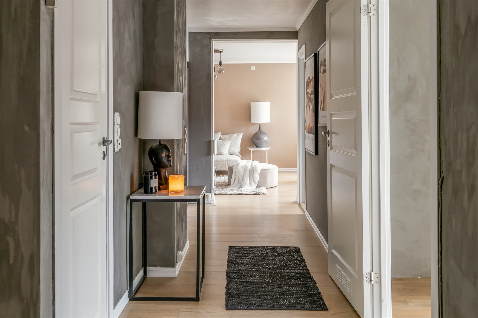 Gangen er på 9,5 m² og er leilighetens knutepunkt. Galleribilde