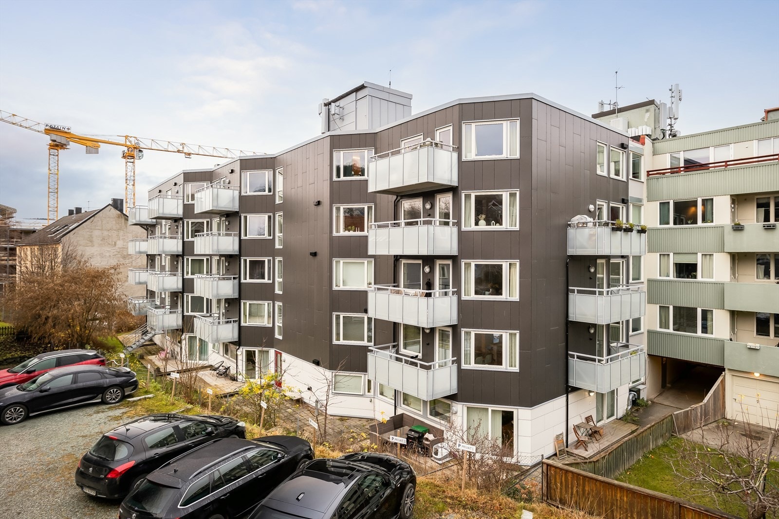 Det er stor felles hage/uteområde med blant annet grillplass, grønnsakshage etc. som kan brukes fritt. Denne deles med de andre byggene rundt. Galleribilde