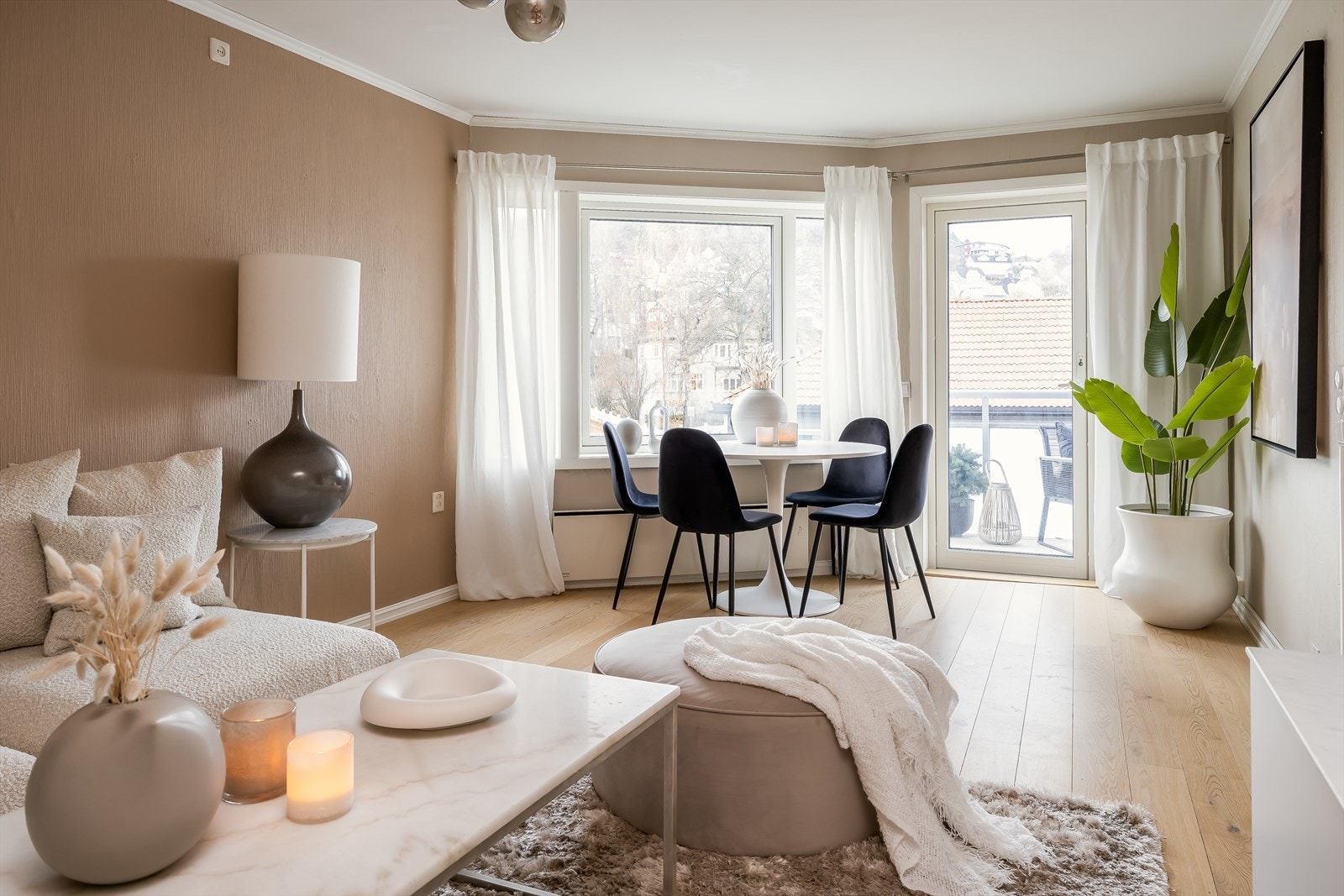 Her er det gangavstand til "alt" av servicefasiliteter som dagligvarebutikker, treningssenter, restauranter, kollektivtransport, Solsiden og Midtbyen. Galleribilde