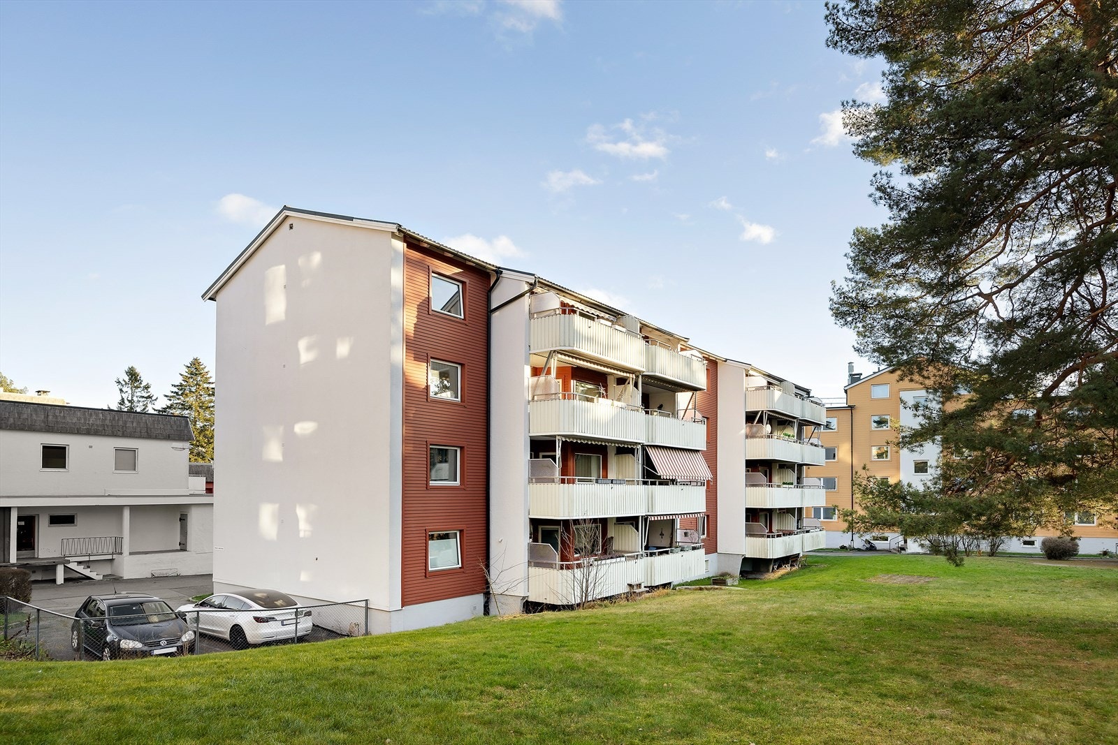 Det er ca. 500 meter gange til Østmarka. I tillegg er det gode kollektivmuligheter rett ved samt kort reise til Oslo sentrum Galleribilde