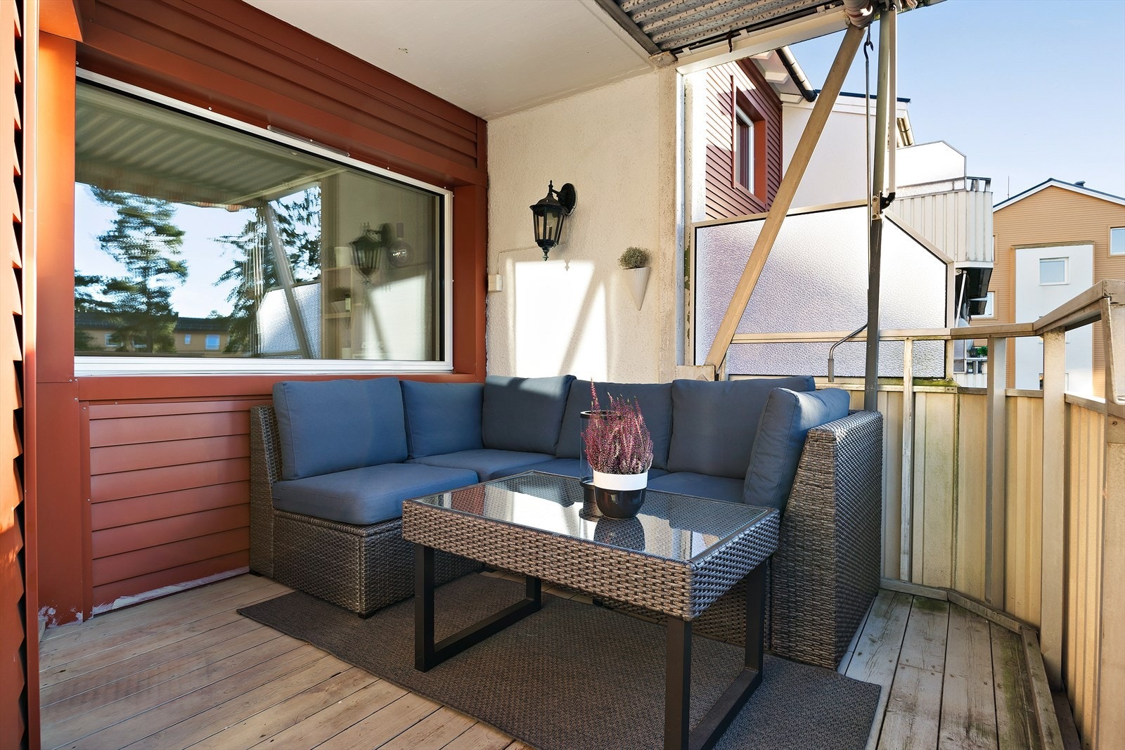 Solrik, vestvendt og usjenert balkong på ca. 11 kvm. Utstyrt med belysning, strømuttak og markise Galleribilde