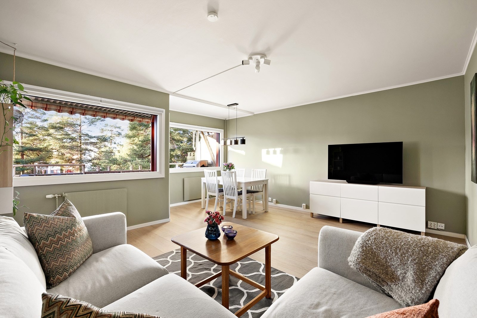 Pen, gjennomgående 3-roms leilighet som har blitt betydelig oppgradert de siste årene med bl.a. oppussede overflater, elektrisk og nytt kjøkken Galleribilde