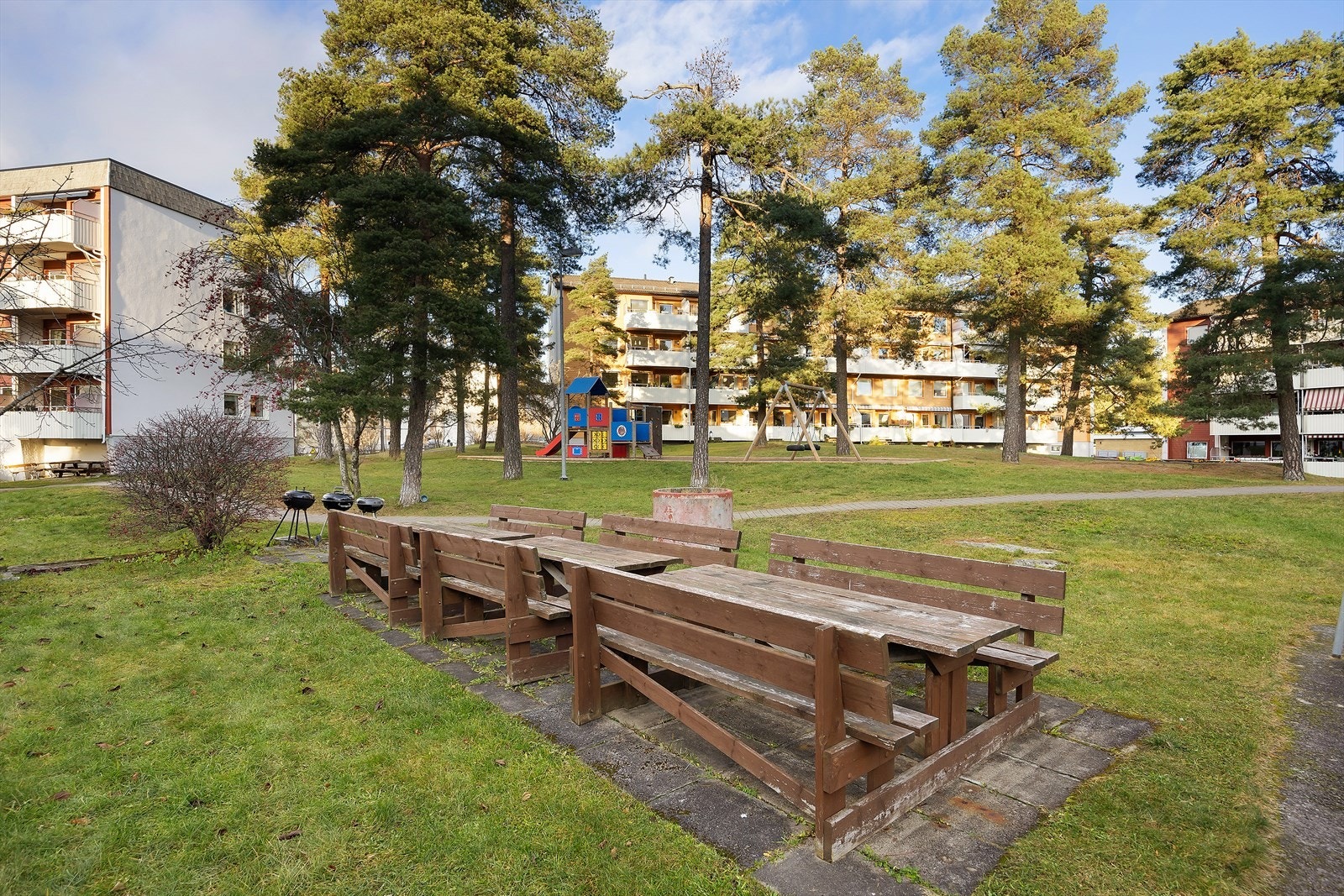 Store, fine fellesarealer med lekeplasser, sittegrupper, plen og hyggelig beplantning Galleribilde