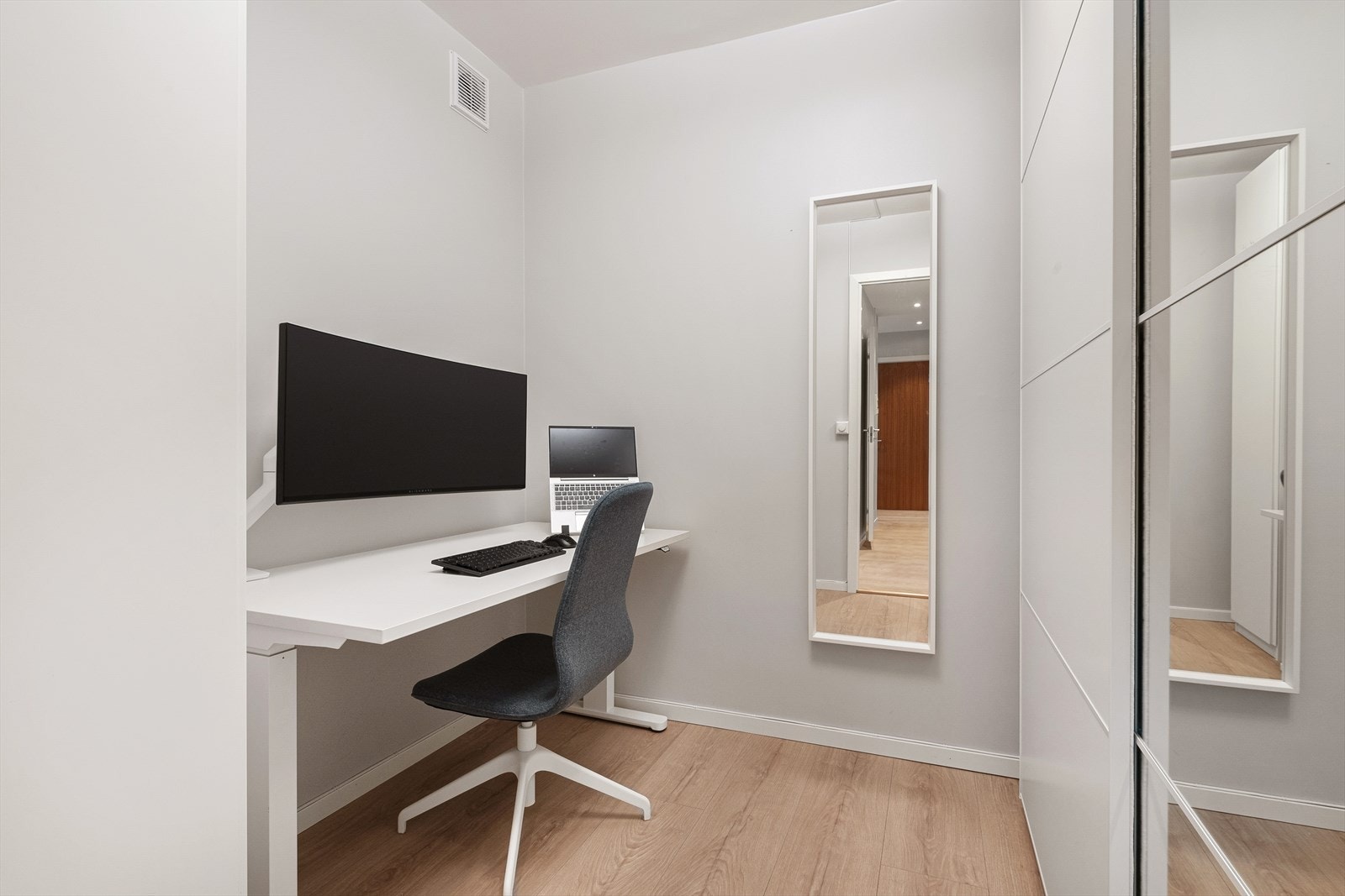 Kontor med garderobeskap. Rommet er opprinnelig et kott (så ikke rom for varig opphold). Galleribilde