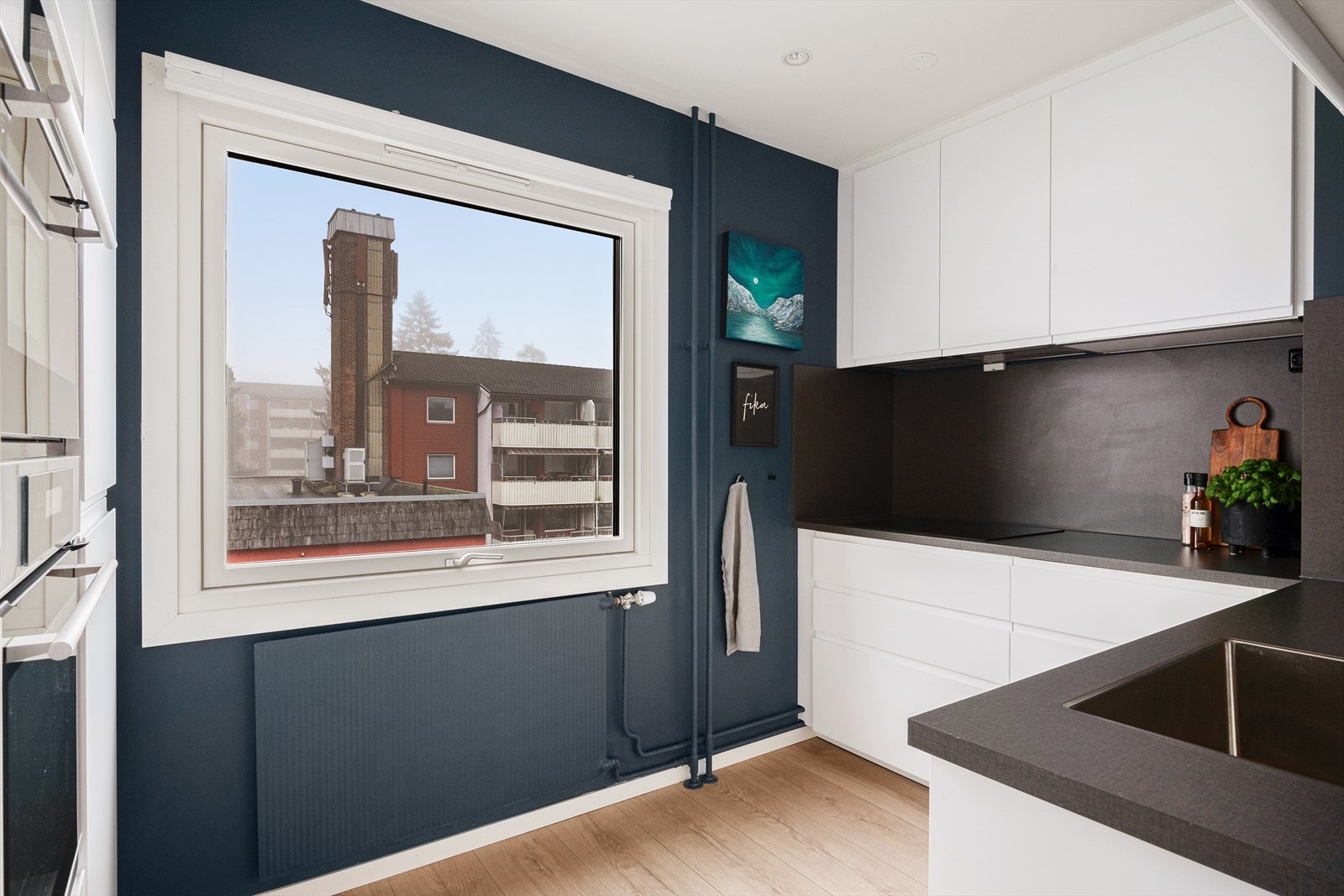 Nytt kjøkken i 2021 med integrerte hvitevarer og godt med oppbevaringsplass Galleribilde