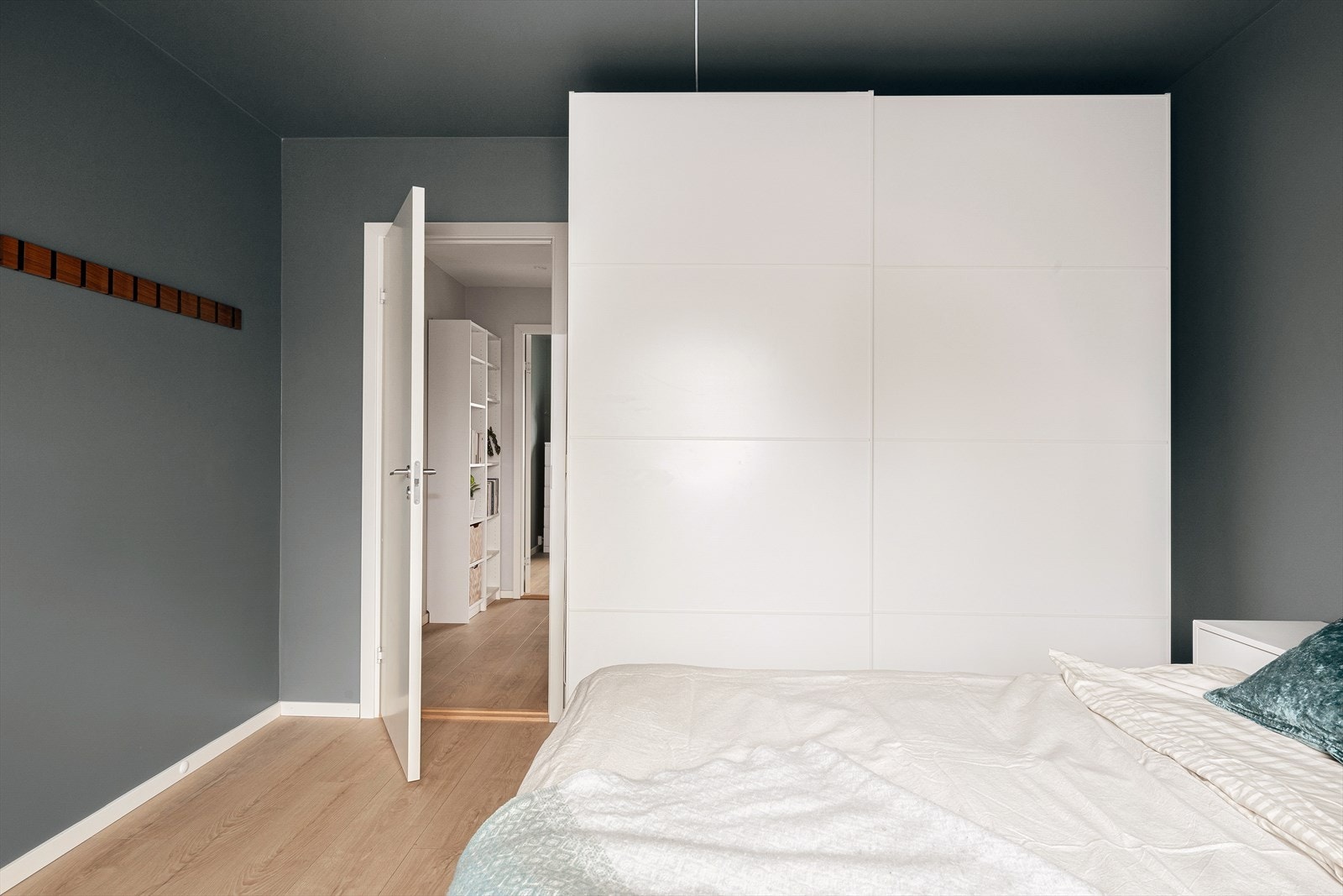 Soverommet har plass til stor dobbeltseng og er utstyrt med skyvedørsgarderobe Galleribilde