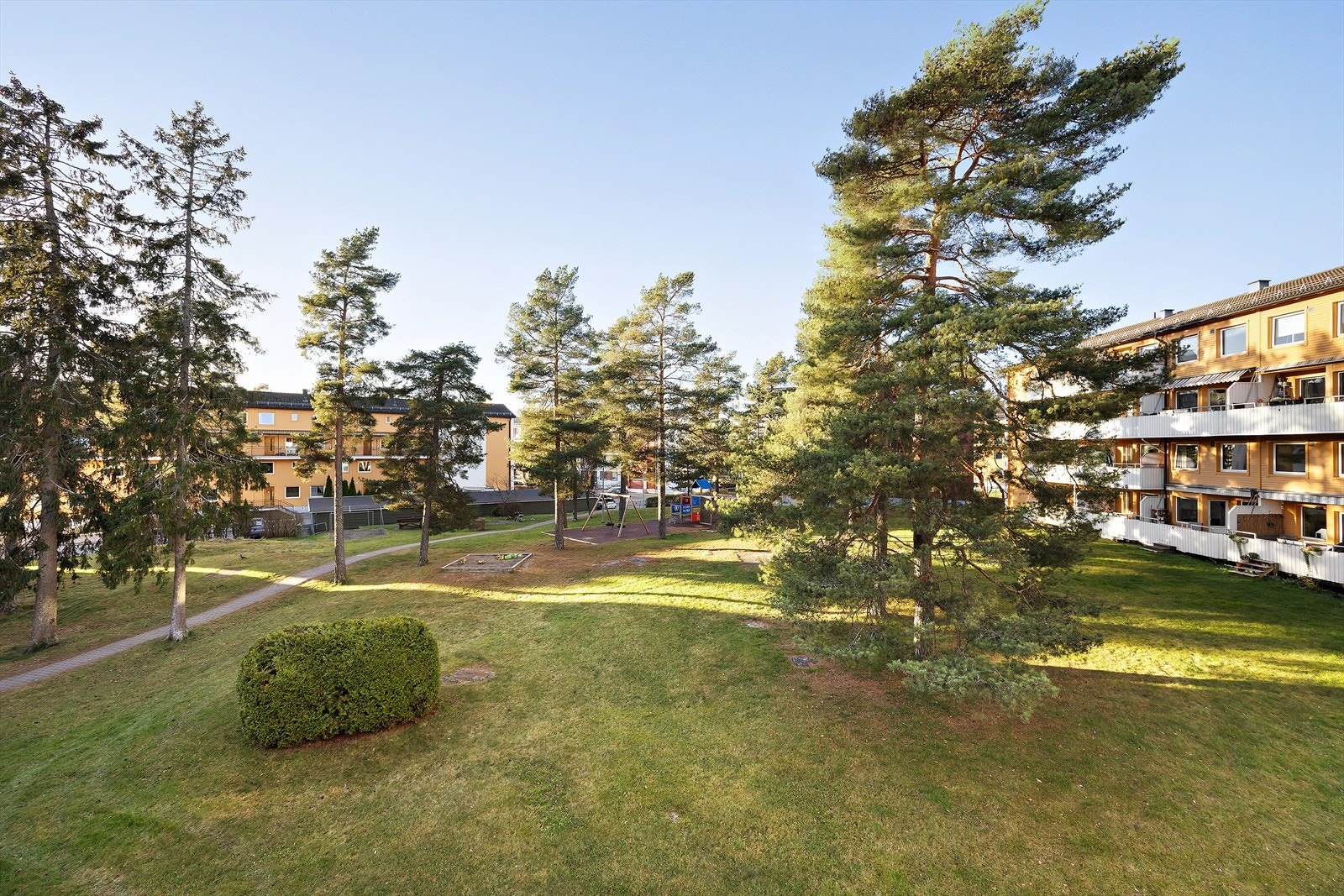 Borettslaget ligger skjermet til for trafikk og støy i familievennlige omgivelser, rett ved marka Galleribilde