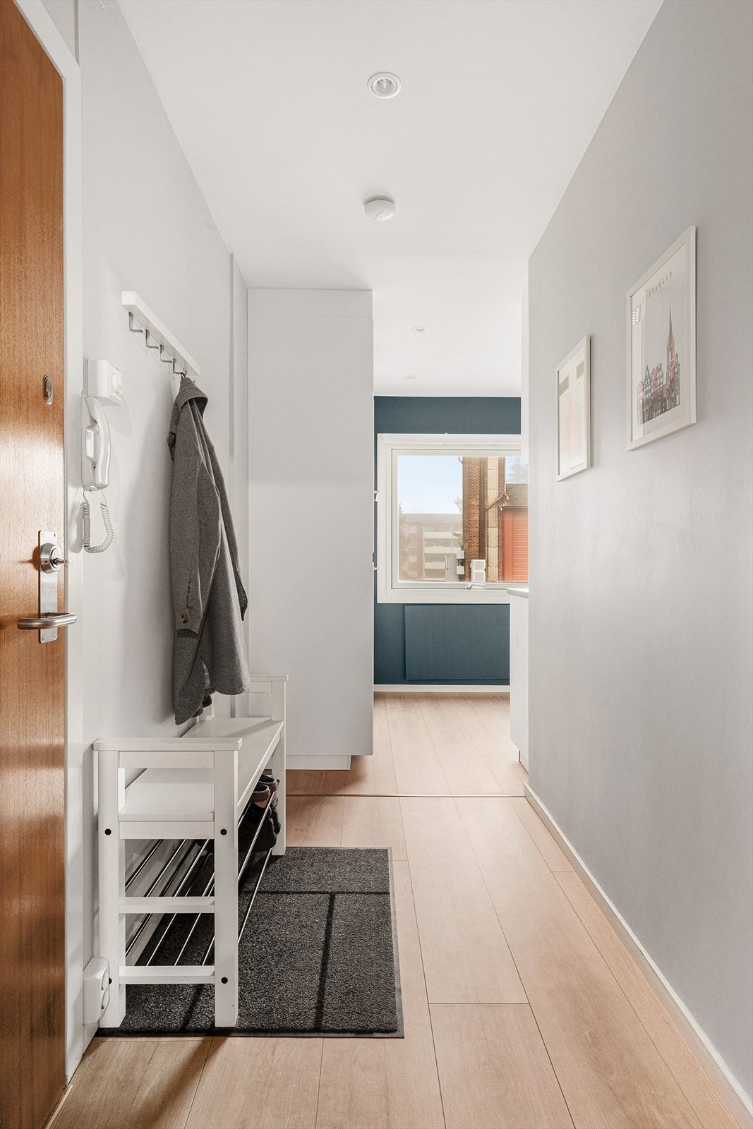 Entré med plass til kommode/skoskap og klesoppheng. Leiligheten disponerer stor kjellerbod på ca. 8 kvm Galleribilde