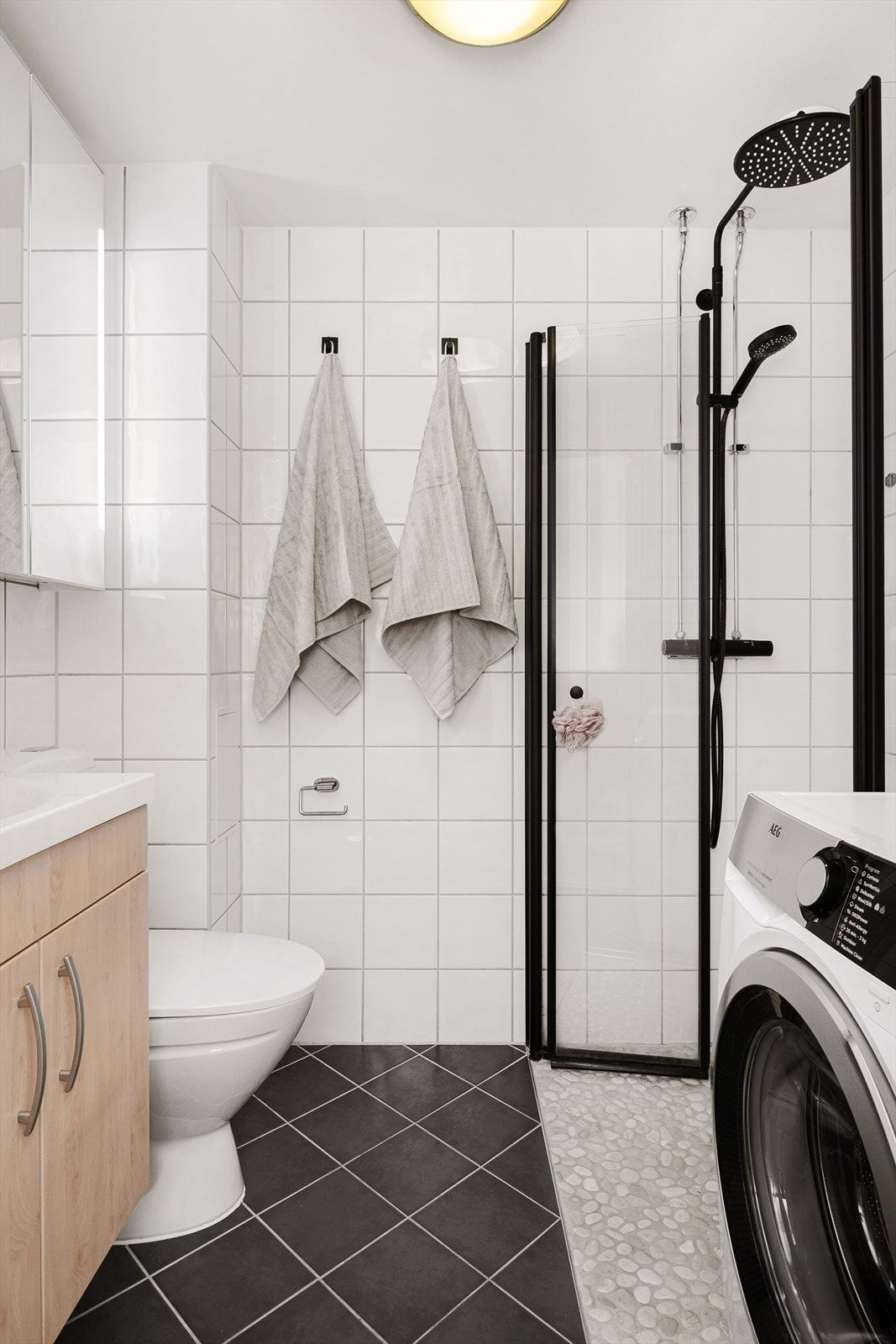 Bad oppgradert i 2021 med ny takdusj og nye dusjdører samt to nye speilskap, med stikk under det ene skapet. Rehabilitert i regi borettslaget i 2007 Galleribilde