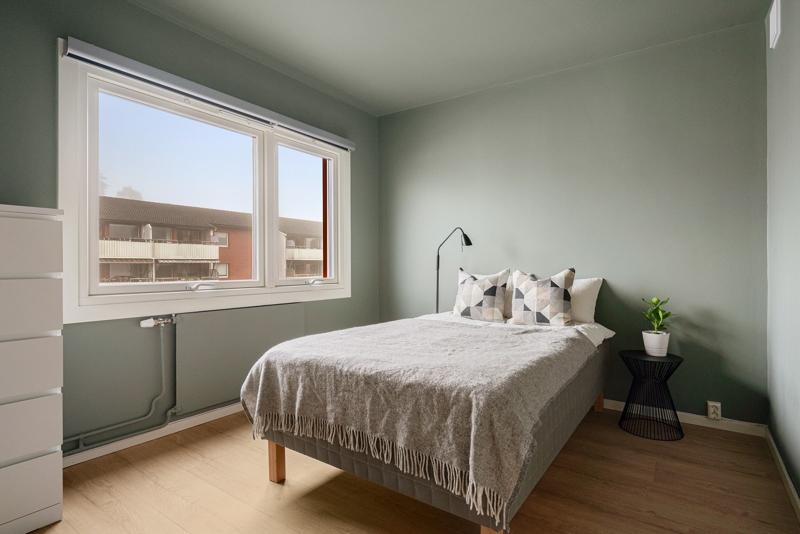 Soverom 2 med god plass til garderobe og dobbeltseng Galleribilde