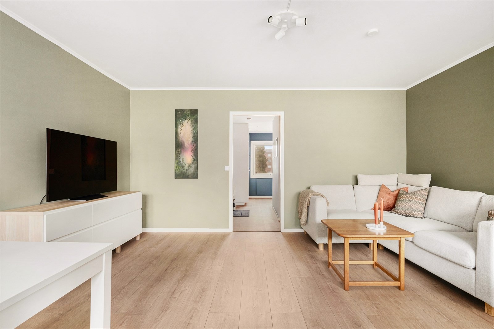 I 2020/2021 ble det elektriske anlegget byttet ut i gang, kjøkken, stue, kontor, balkong og begge soverom. I tillegg nye sikringer Galleribilde