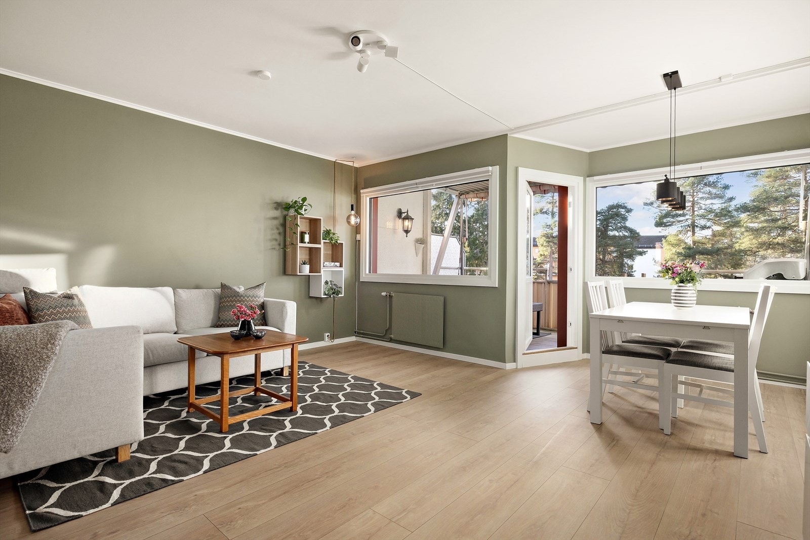 Lys, åpen stue med store vindusflater som slipper inn rikelig med lys Galleribilde