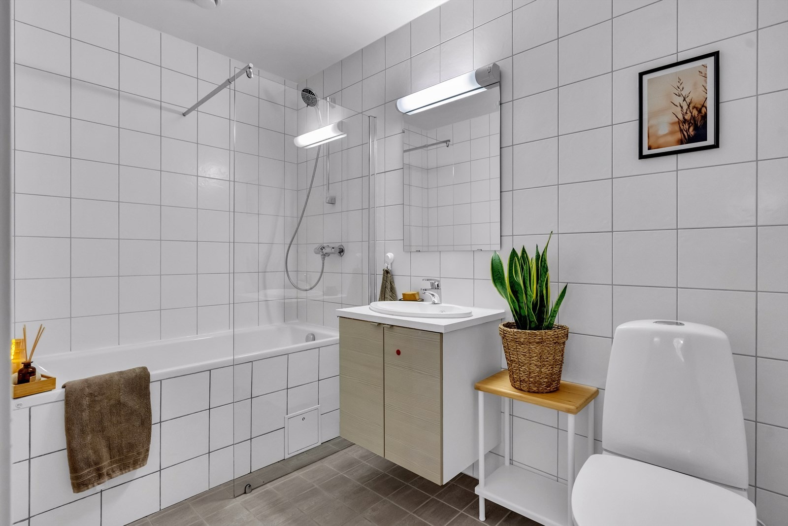 Baderom i 2.etg har praktisk badekar med dusj. Galleribilde