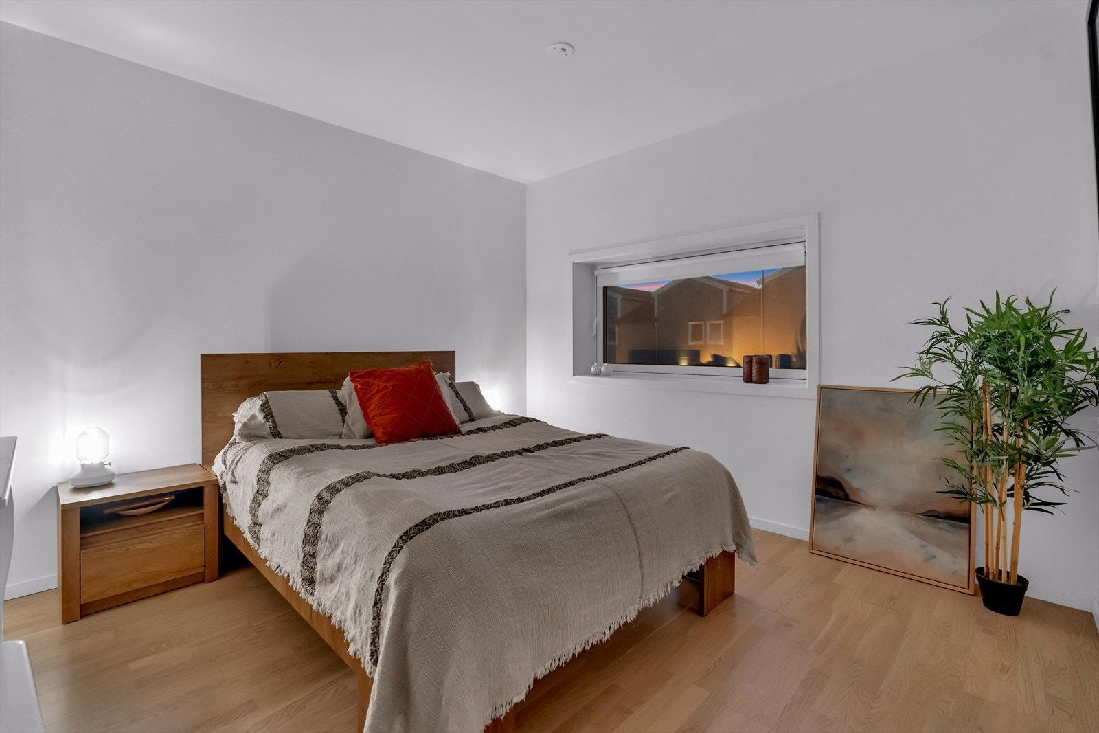 Hovedsoverommet fremstår som veldig romslig og praktisk innredet med egen bod/walk-in-closet Galleribilde