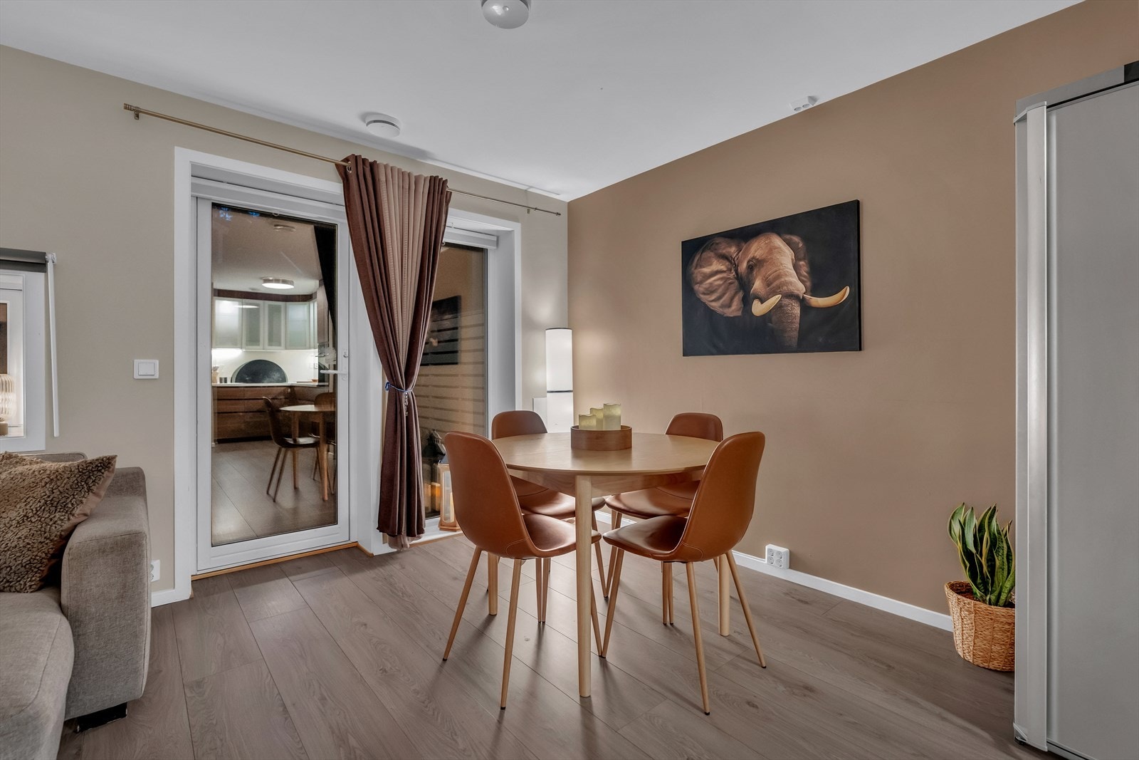 Dette er en sosial kjøkkenløsning der også kokken kan ha god kontakt med dem som måtte vente ved middagsbordet! Galleribilde