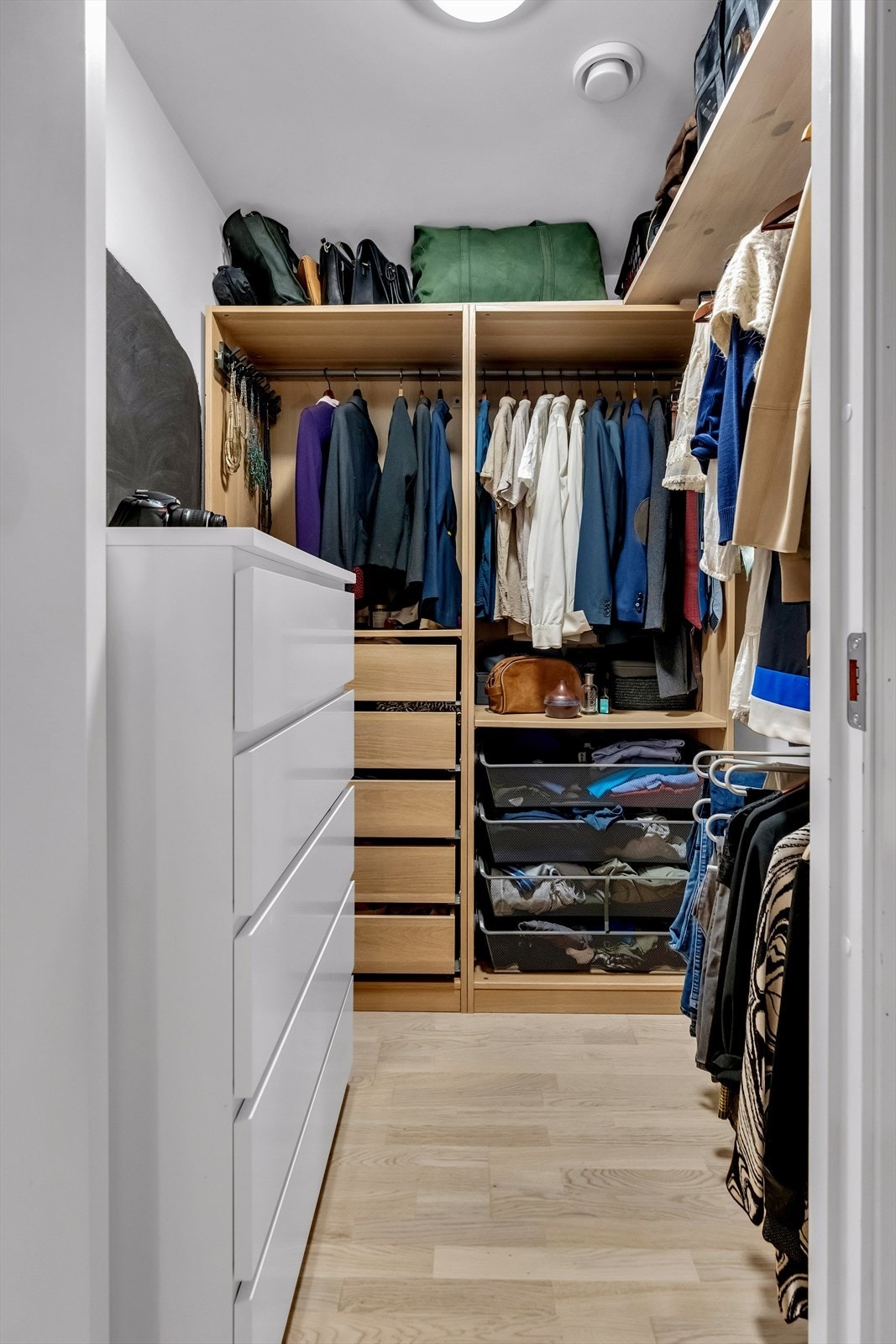 Bod/walk-in-closet på ca 3 m2 Galleribilde