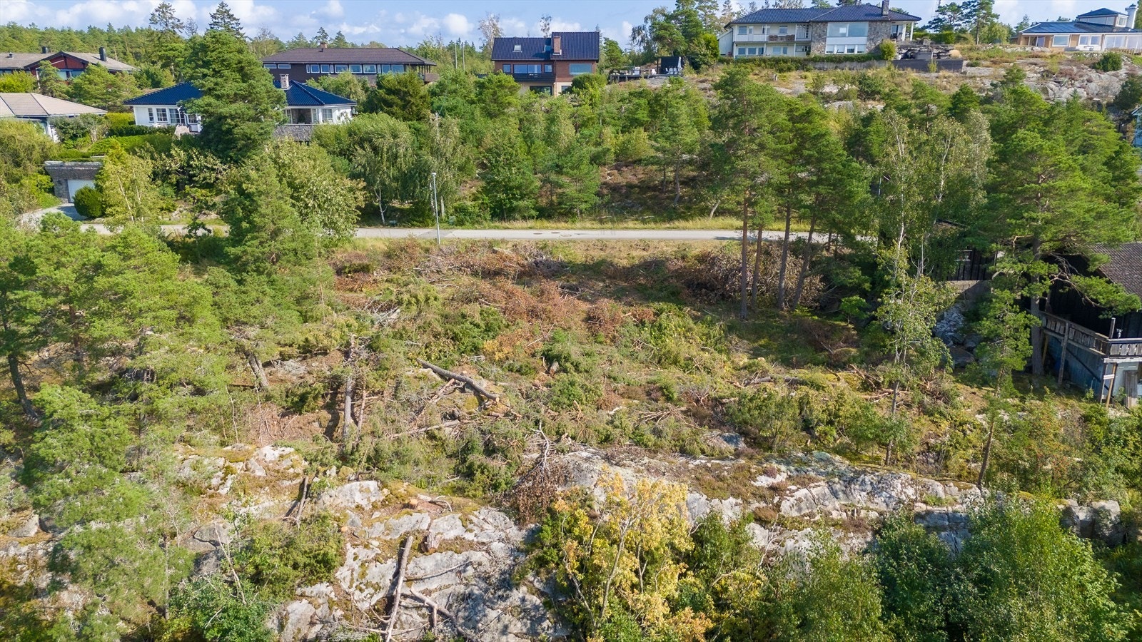 Fra eiendommen er det kun 10 min. kjøring til Moss og Fuglevik, 12 min. kjøring til togstasjon i Rygge og enkel vei til E6. Galleribilde