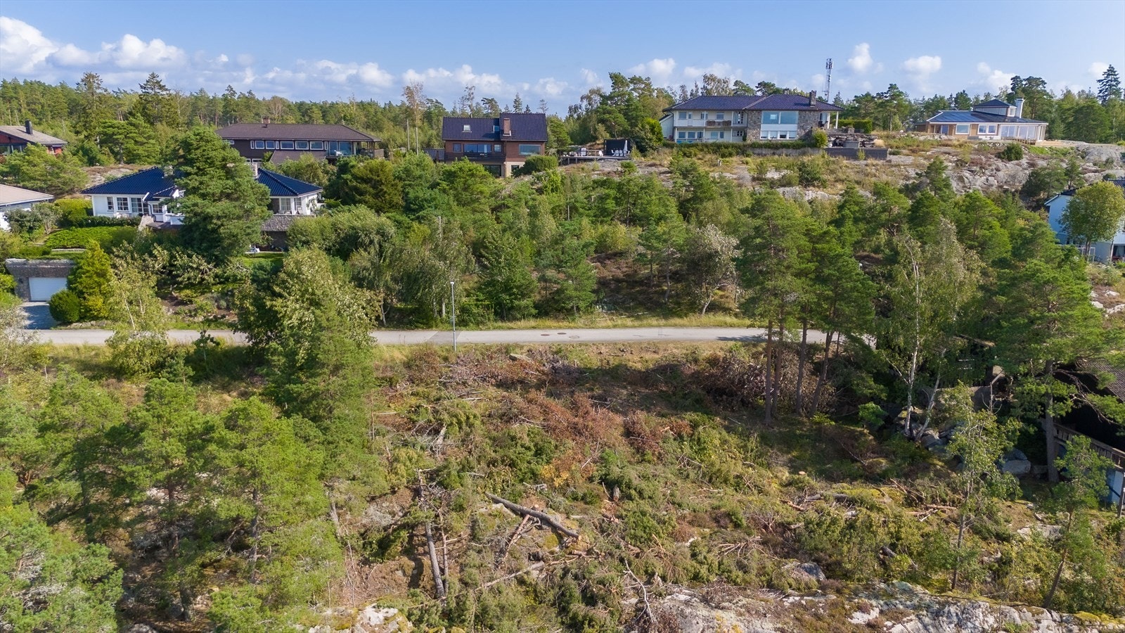 Tomten ligger i et etablert boligområde med villabebyggelse. Galleribilde