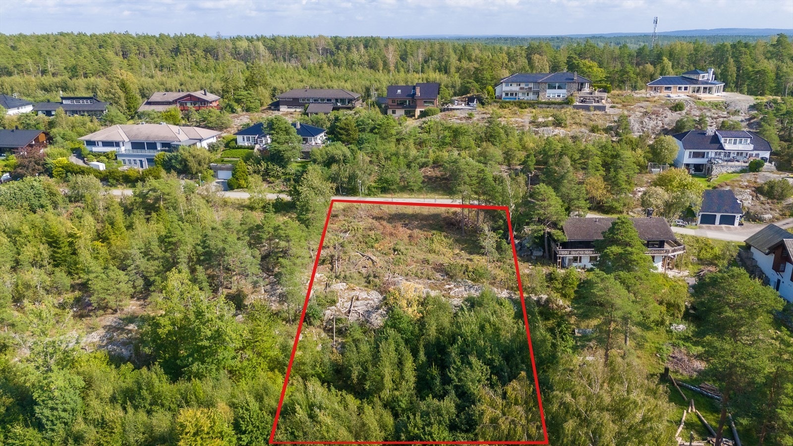 Tomten ligger i en blindvei, noe som gir lite gjennomgangstrafikk og et barnevennlig boligområde. Galleribilde