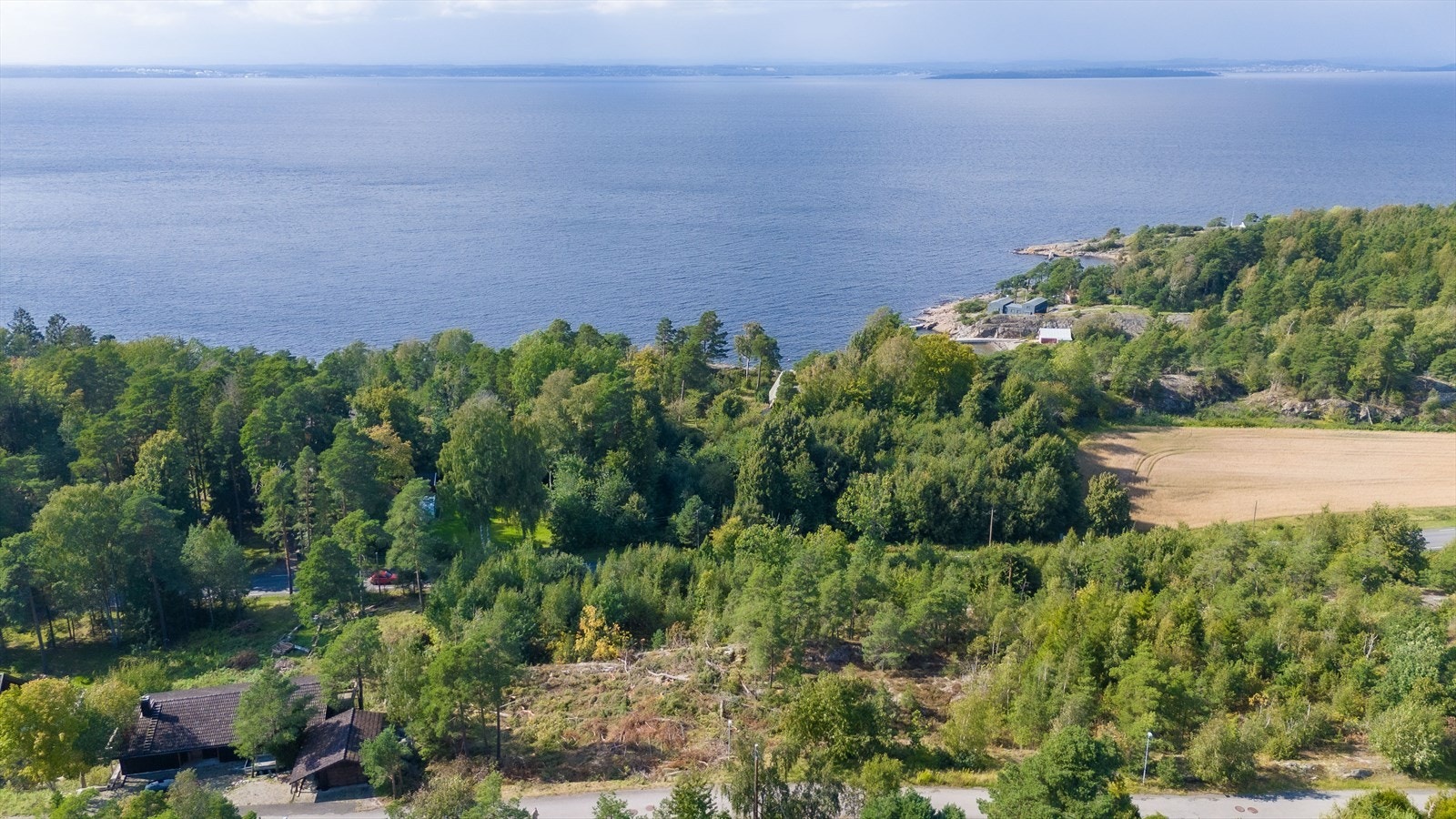 Et barnevennlig bomiljø med kort kjøretur til skole, barnehager, fjord, skog og mark, i tillegg til nærbutikker. Galleribilde
