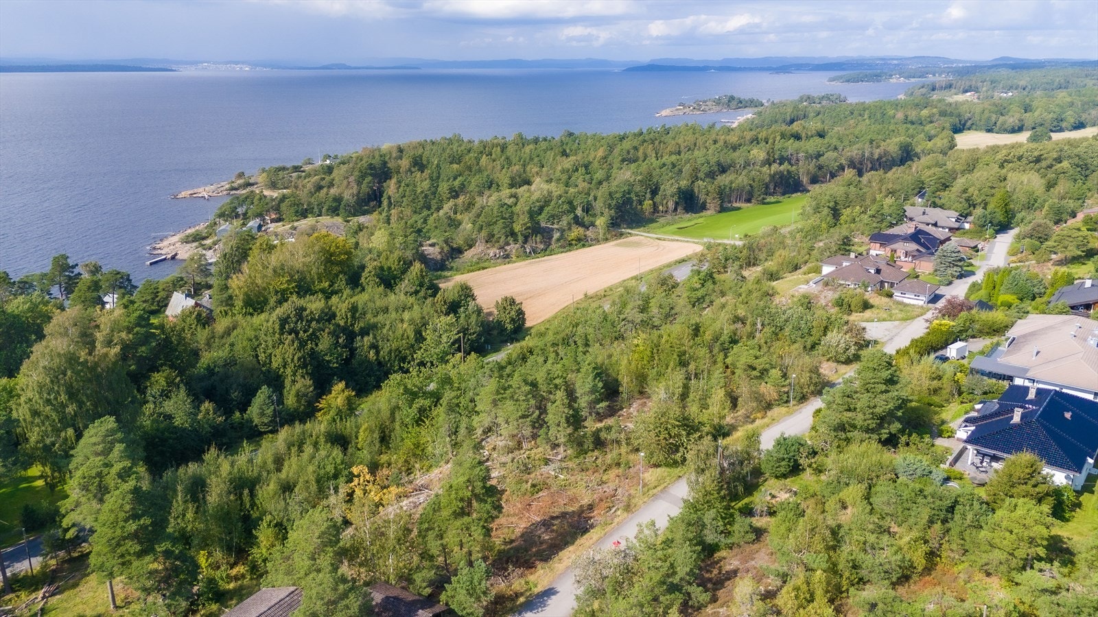 Det er gangavstand til Botnerbaugen med to sandstrender og flotte svaberg med stupebrett og badestige. Galleribilde