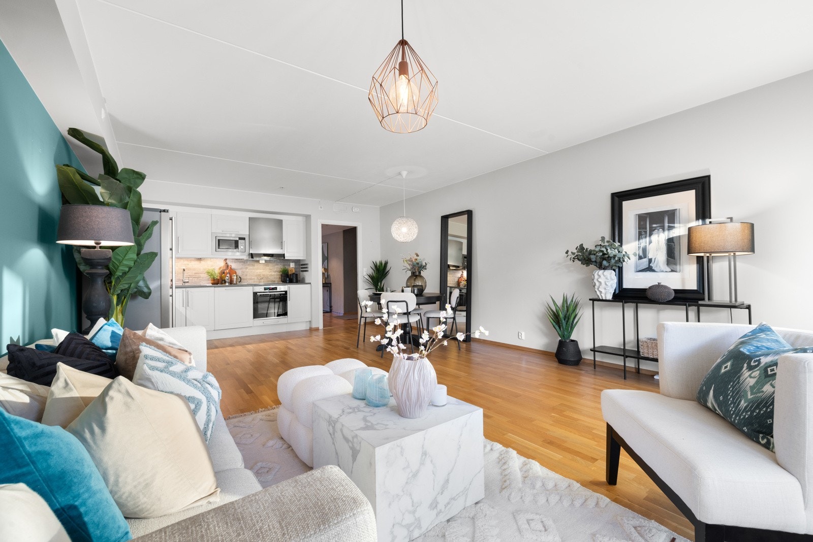 God plass til sofagruppe og spisebord Galleribilde