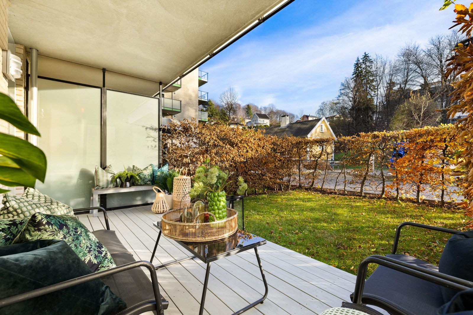 Stor terrasse med god plass til utemøblement og grill Galleribilde