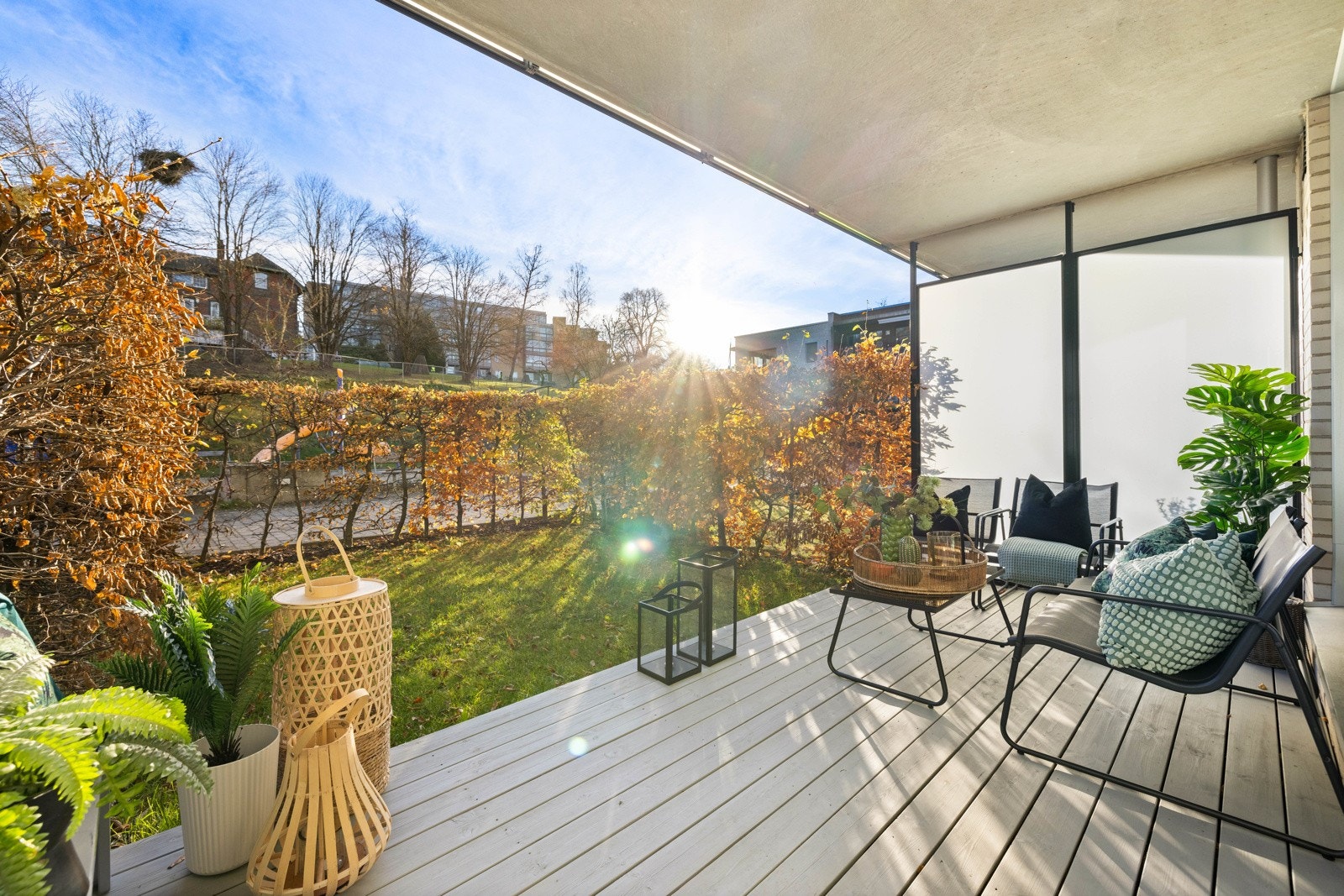 Terrassen og hagen vedner mot rolig bakgård Galleribilde