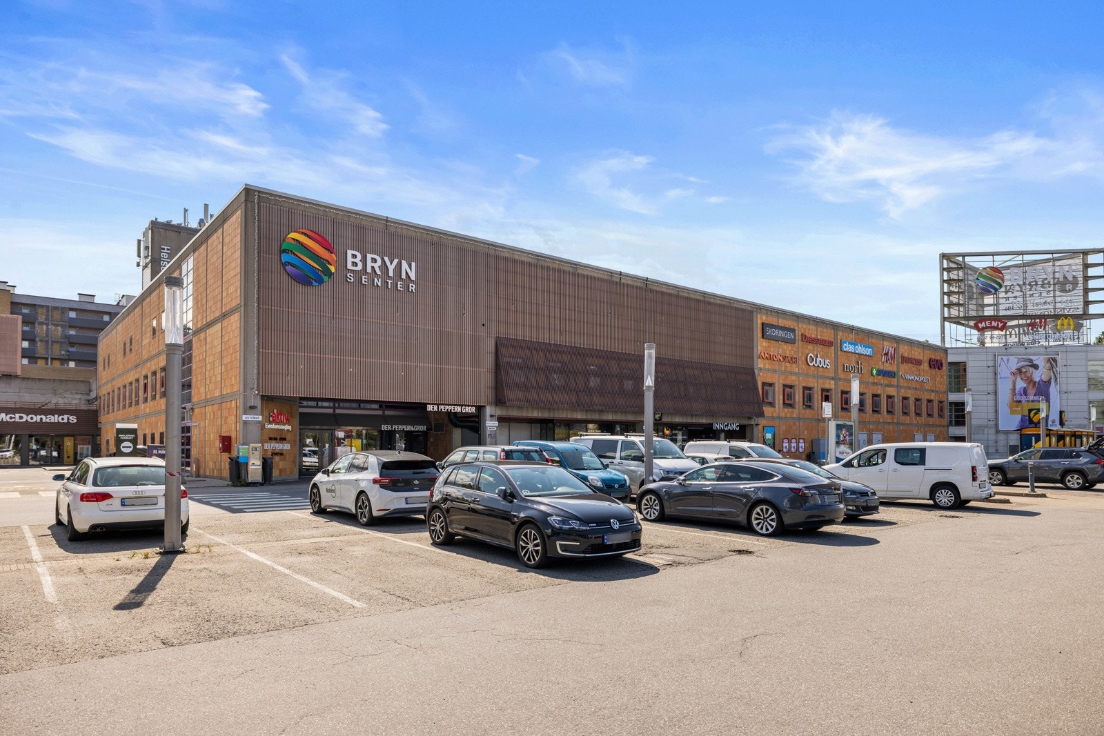 Bryn senter i umiddelbar nærhet med rikelig med butiker, servicetilbud og serveringssteder Galleribilde