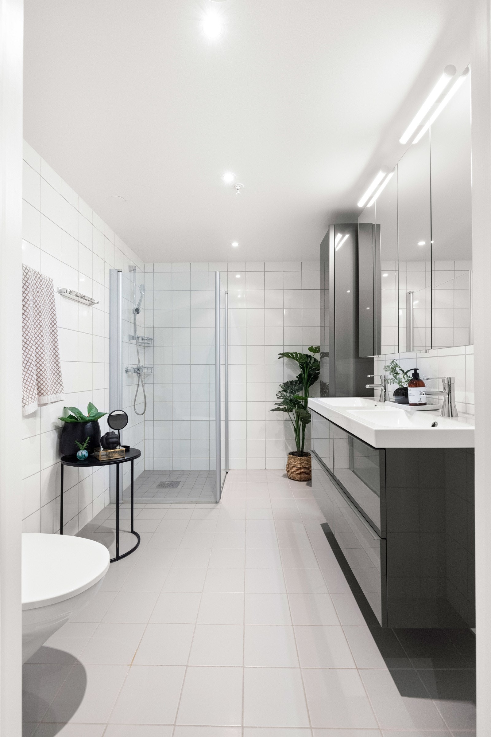 Svingbare dusjvegger, gulvvarme, vegghengt toalett, downlights Galleribilde