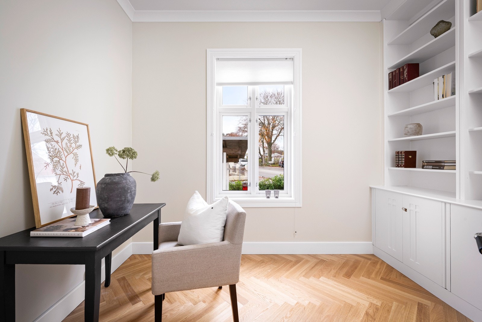 Boligen har ett soverom/kontor i første etasje, samt tre soverom og omkledningsrom i andre etasje, hvor det også er viftekonvektor. Galleribilde
