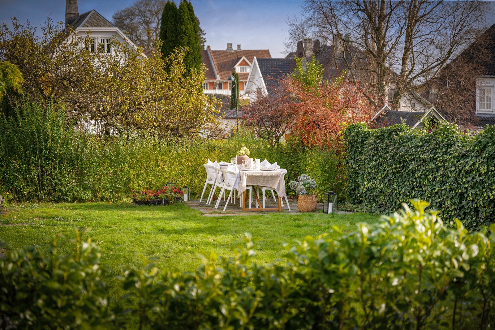 Nede i hagen er det en hellelagt uteplass perfekt til langbord og grill, og det hele rammes inn av hekker som gjør det mer privat. Galleribilde