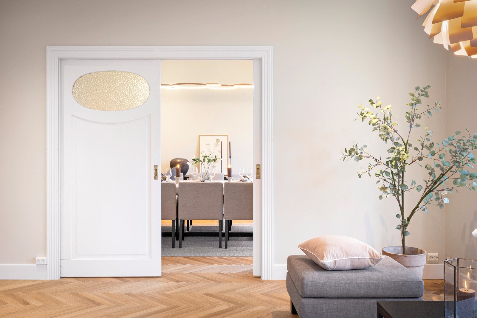 Mellom rommene er det en dobbel skyvedør med vakre ovale glass. Galleribilde