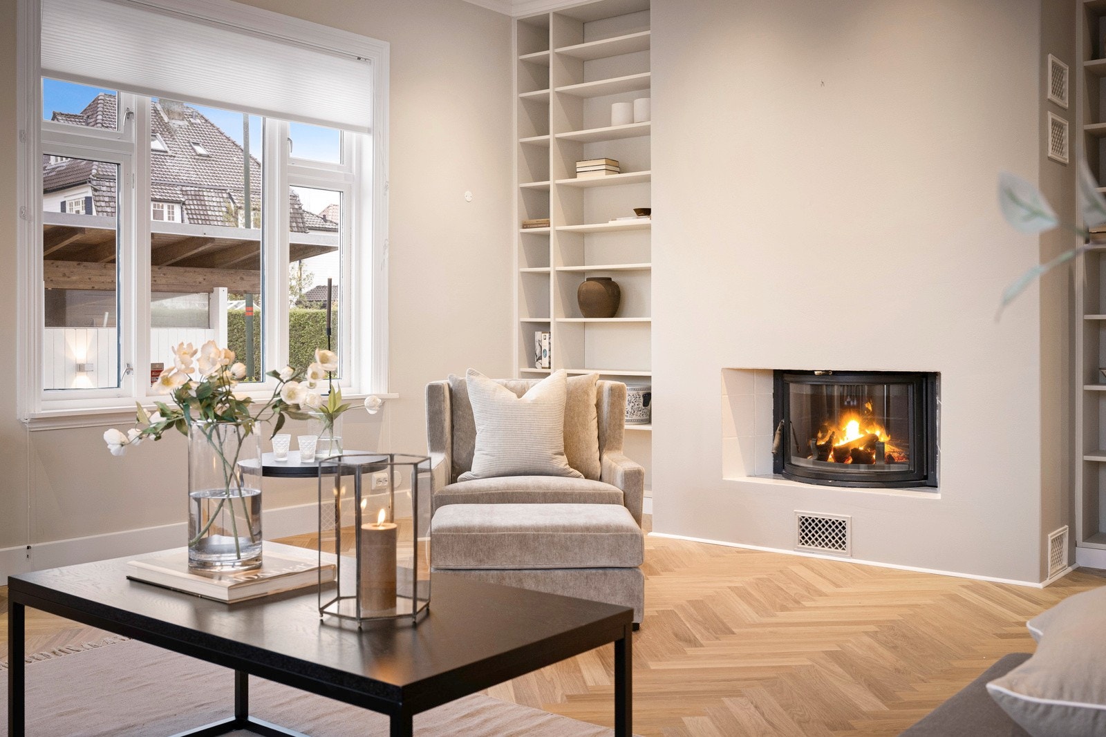 I stuen er det plassbygde hyller. Galleribilde